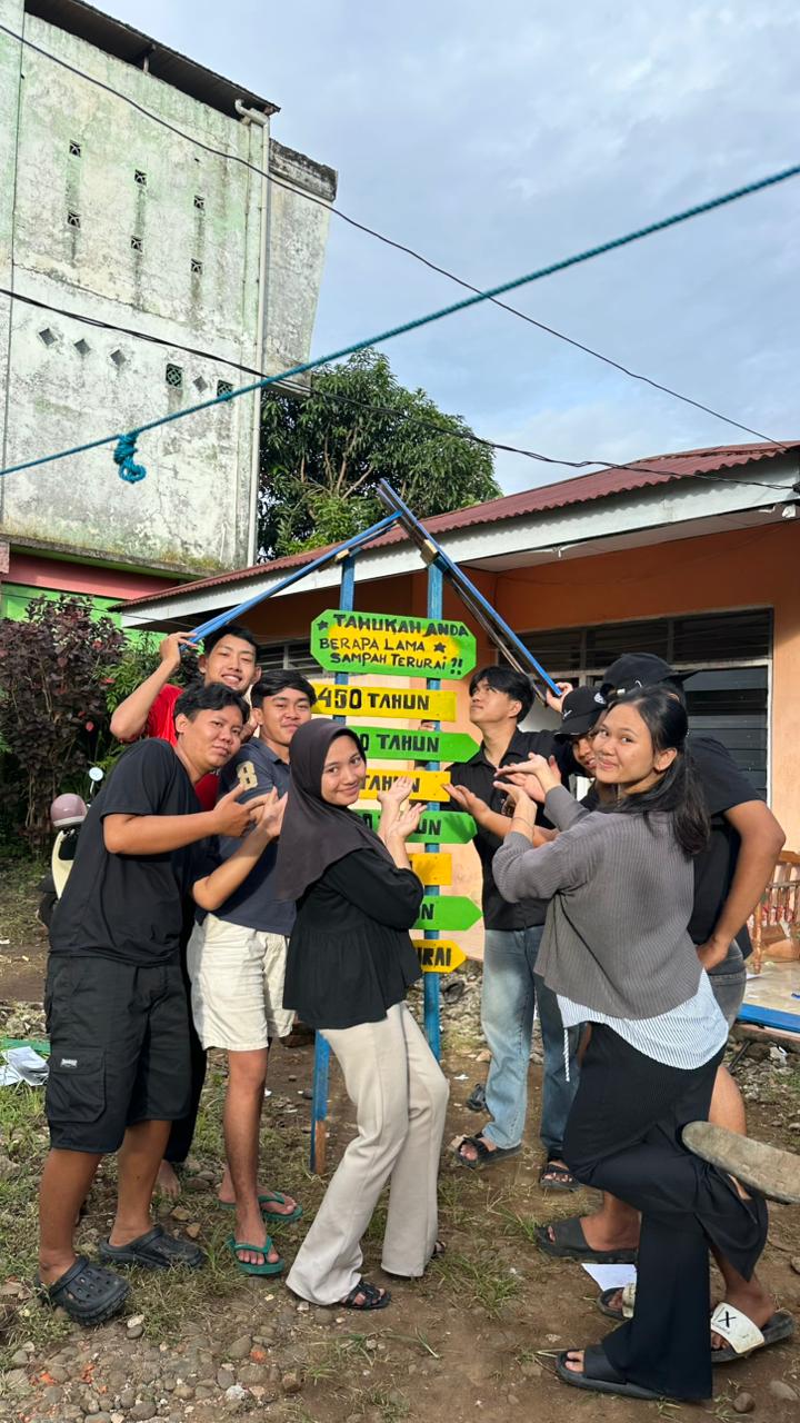 Penyelesai pembuatan plang edukasi sampah