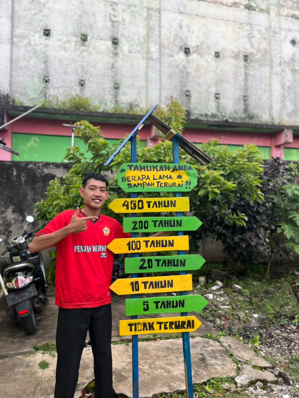 Penyelesai pembuatan plang edukasi sampah