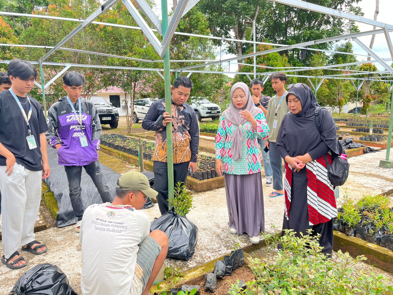 Pengambilan bibit bunga untuk membuat taman dari program walikota Bengkulu di taman hutan raya rajalelo