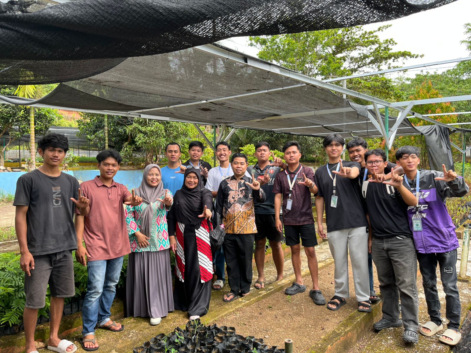 Pengambilan bibit bunga untuk membuat taman dari program walikota Bengkulu di taman hutan raya rajalelo