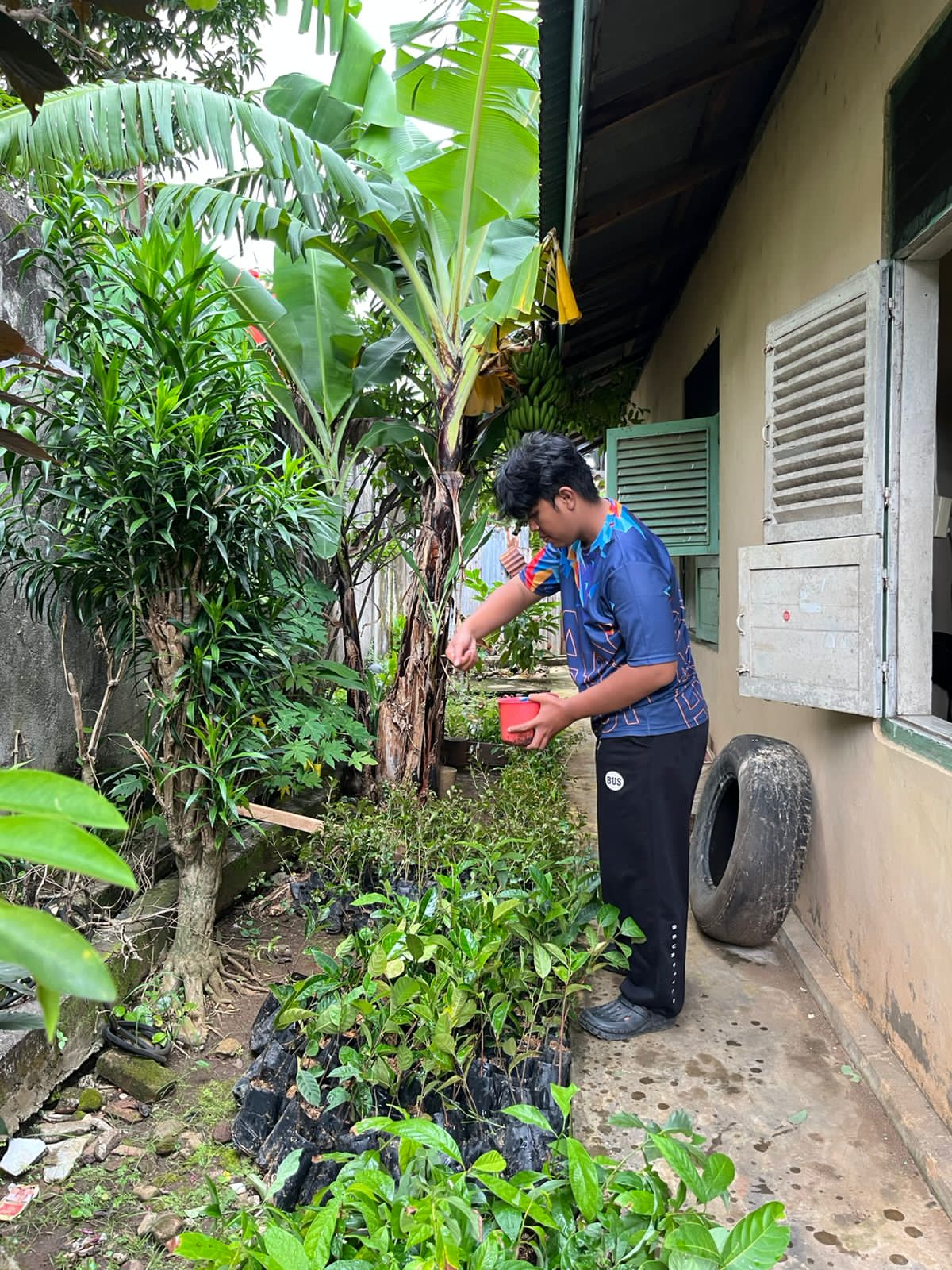 Penyiraman bibit bunga di posko 45