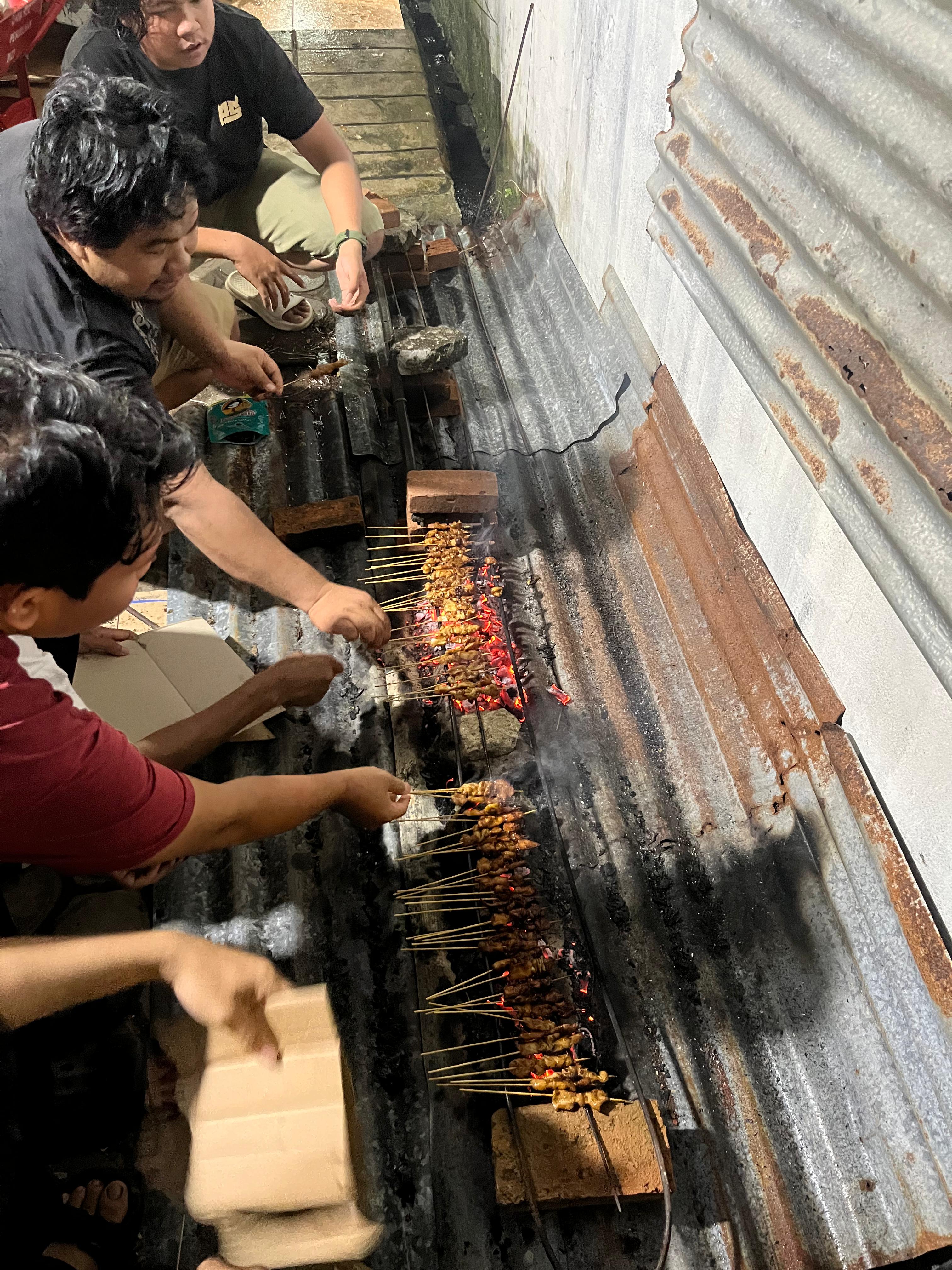 Malam tahun baru bersama warga RT 10 penurunan di rumah pak rt