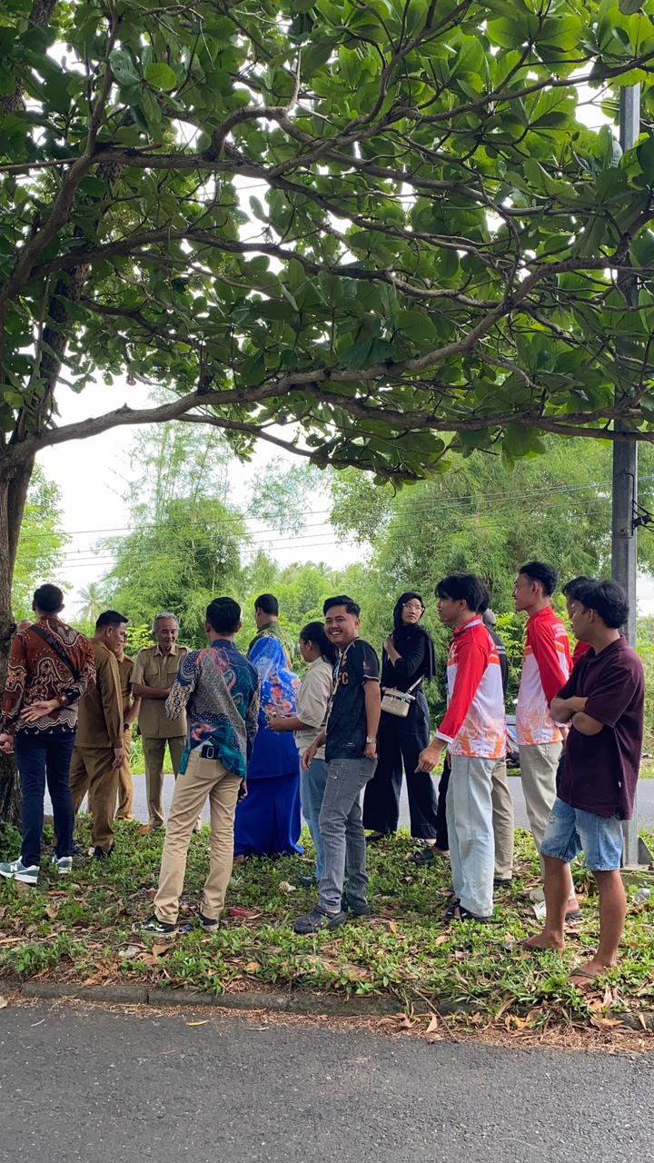 Pengecekan lokasi program walikota untuk pembangunan taman