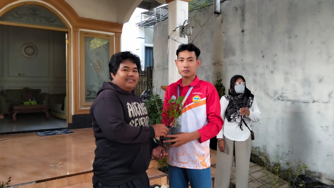 Serah terima Pembagian bibit bunga dengan warga di RT 10 RW 04 penurunan 