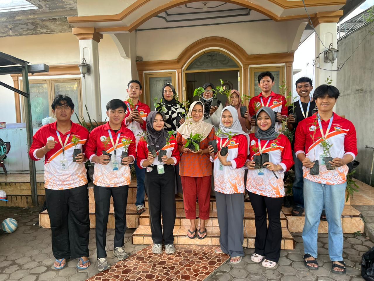 Pembagian bibit bunga di RT 10