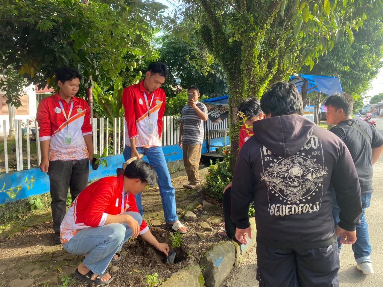 Penanaman bunga di RT 10 RW 04 penurunan 