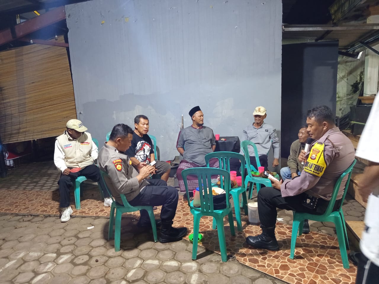Kumpul bersama pak rt,RW,lurah, Babinsa,lpm,dan warga di rumah pak rt 