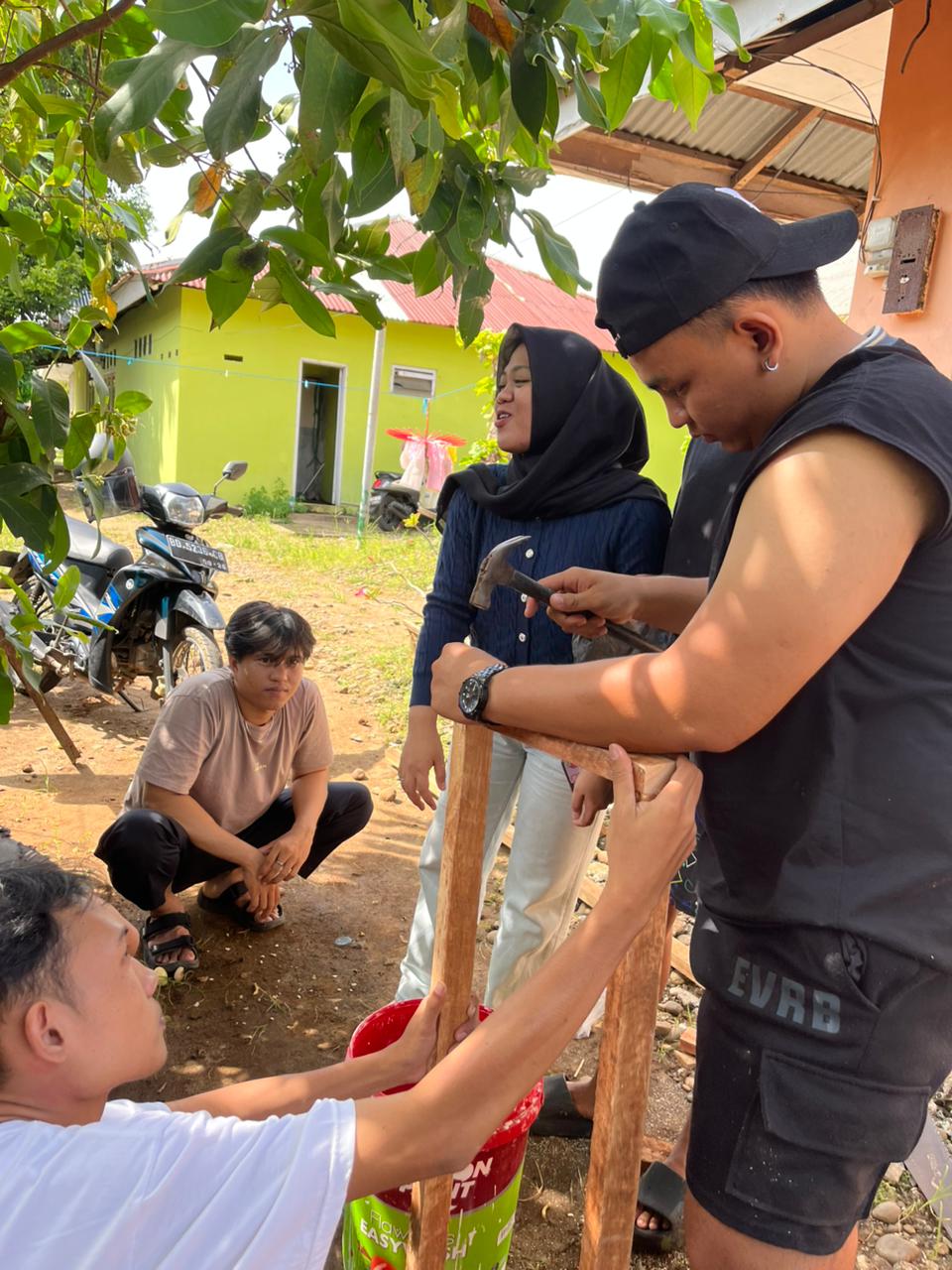 Pembuatan kerangka tong sampah dari ember cat