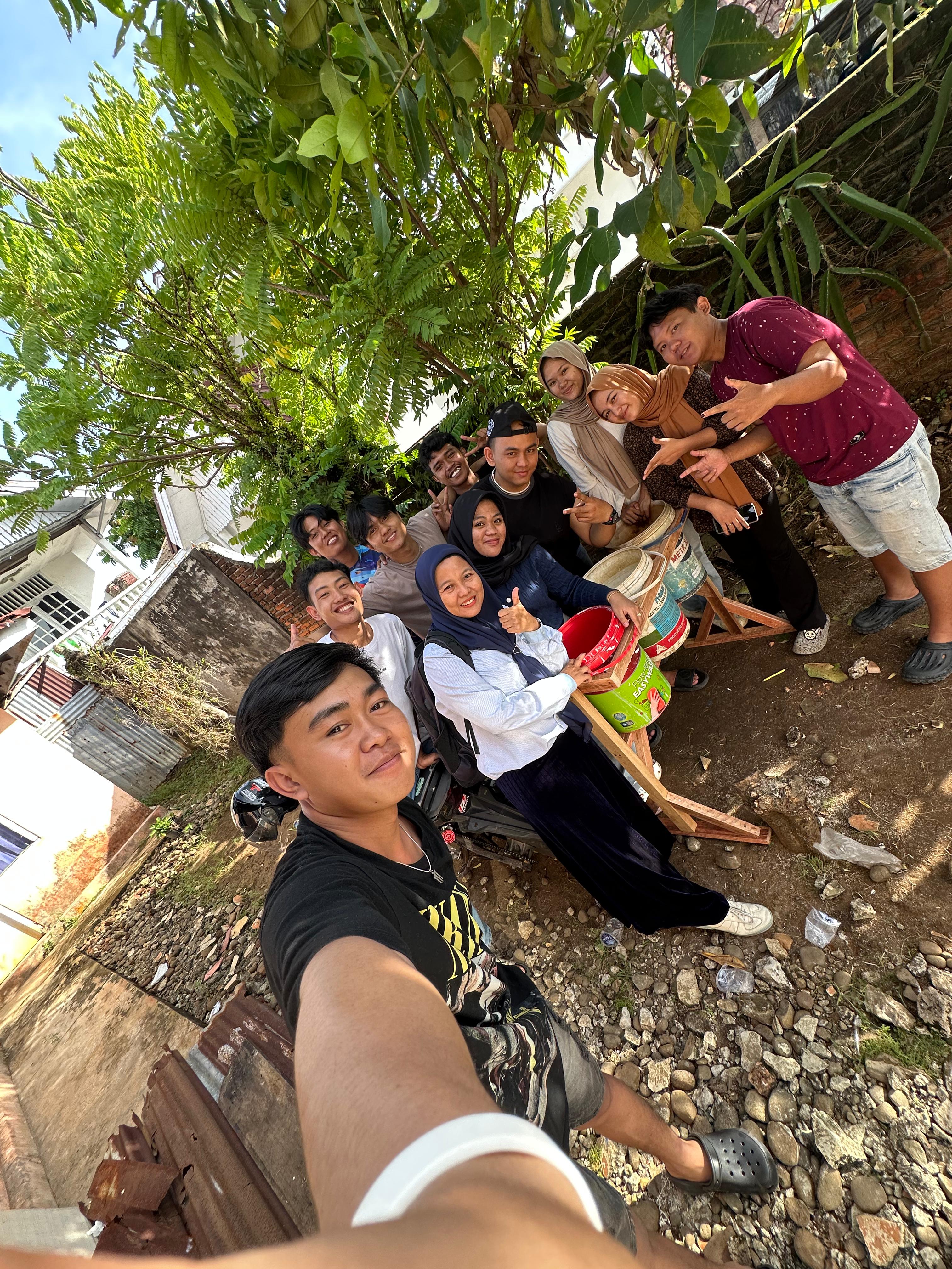 Kunjungan ibu DPL ke posko saat proses pembuatan proker tong sampah