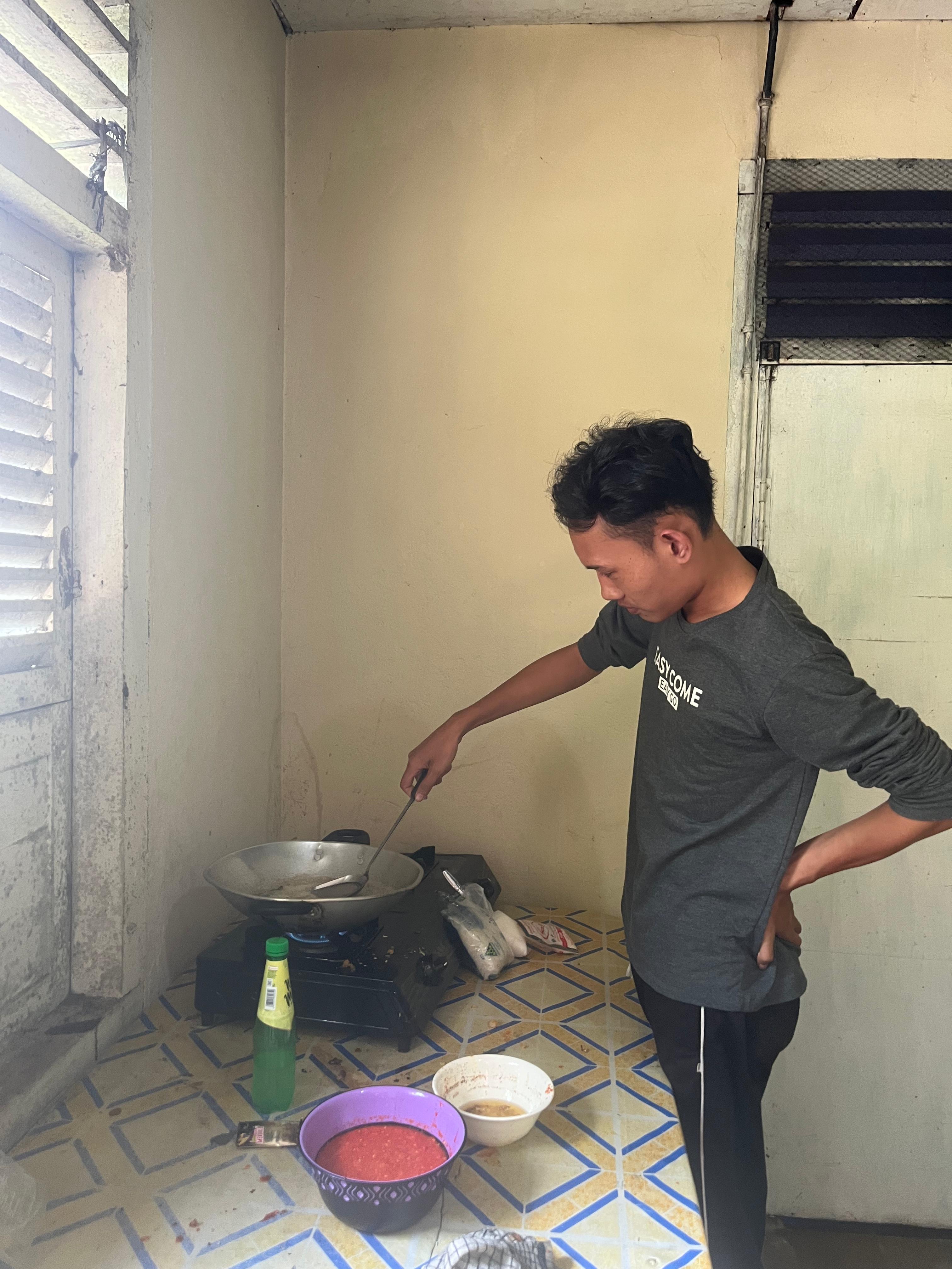 Menggoreng ikan untuk menu hari ini