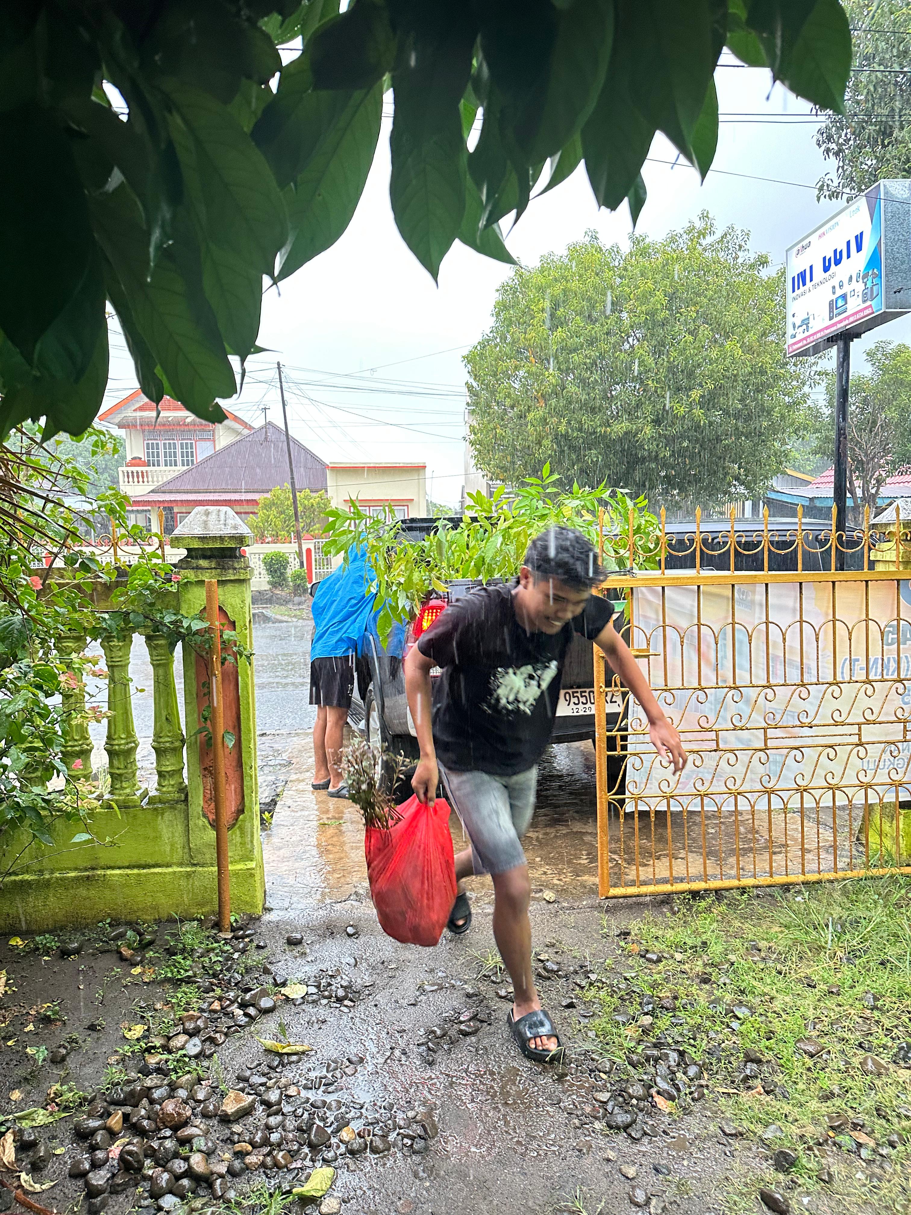 Penurunan bibit tanaman untuk taman di lempuing ke posko 45