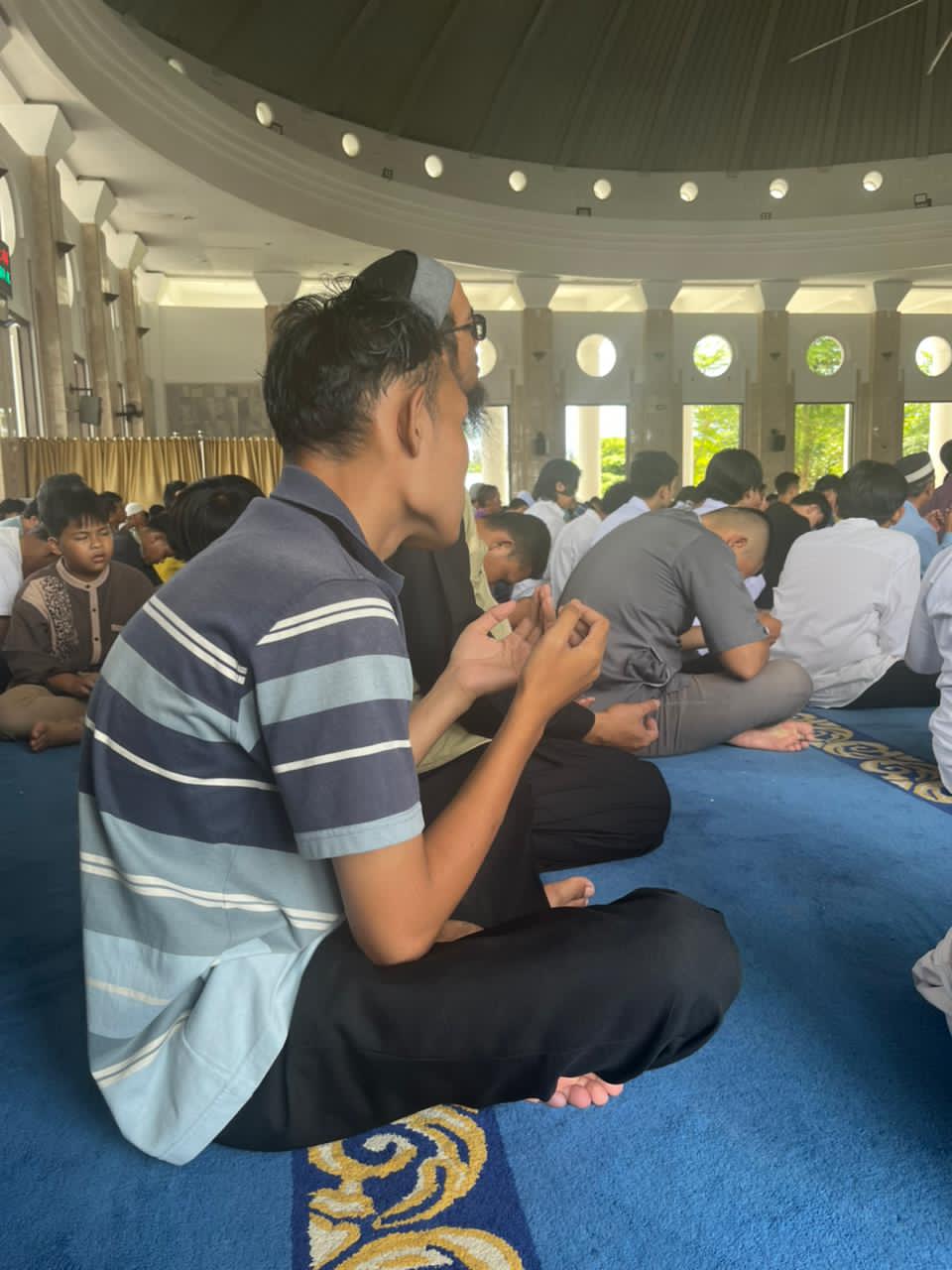 Shalat Jum'at di masjid penurunan 