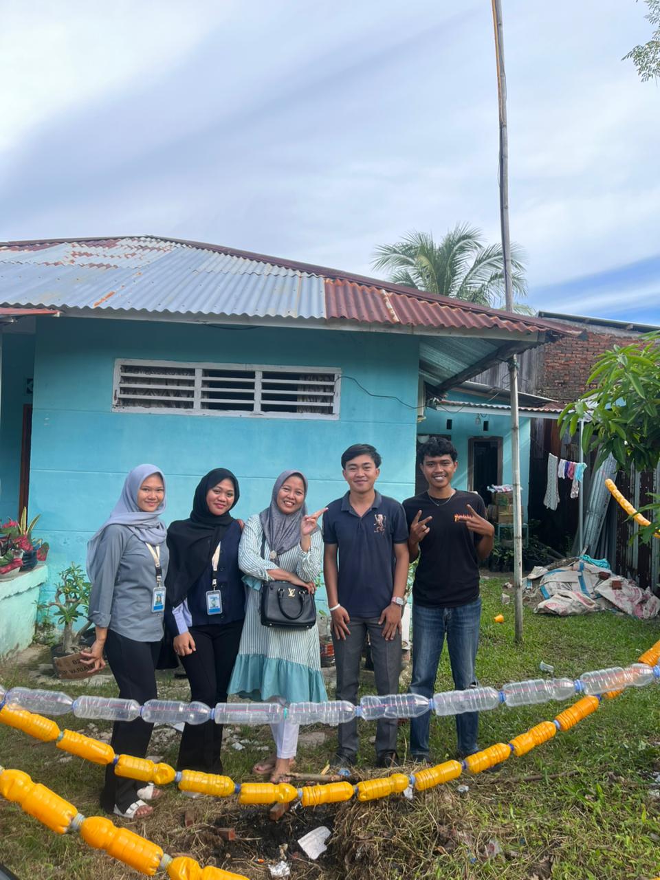 Pengecatan botol-botol bekas untuk taman di lempuing 