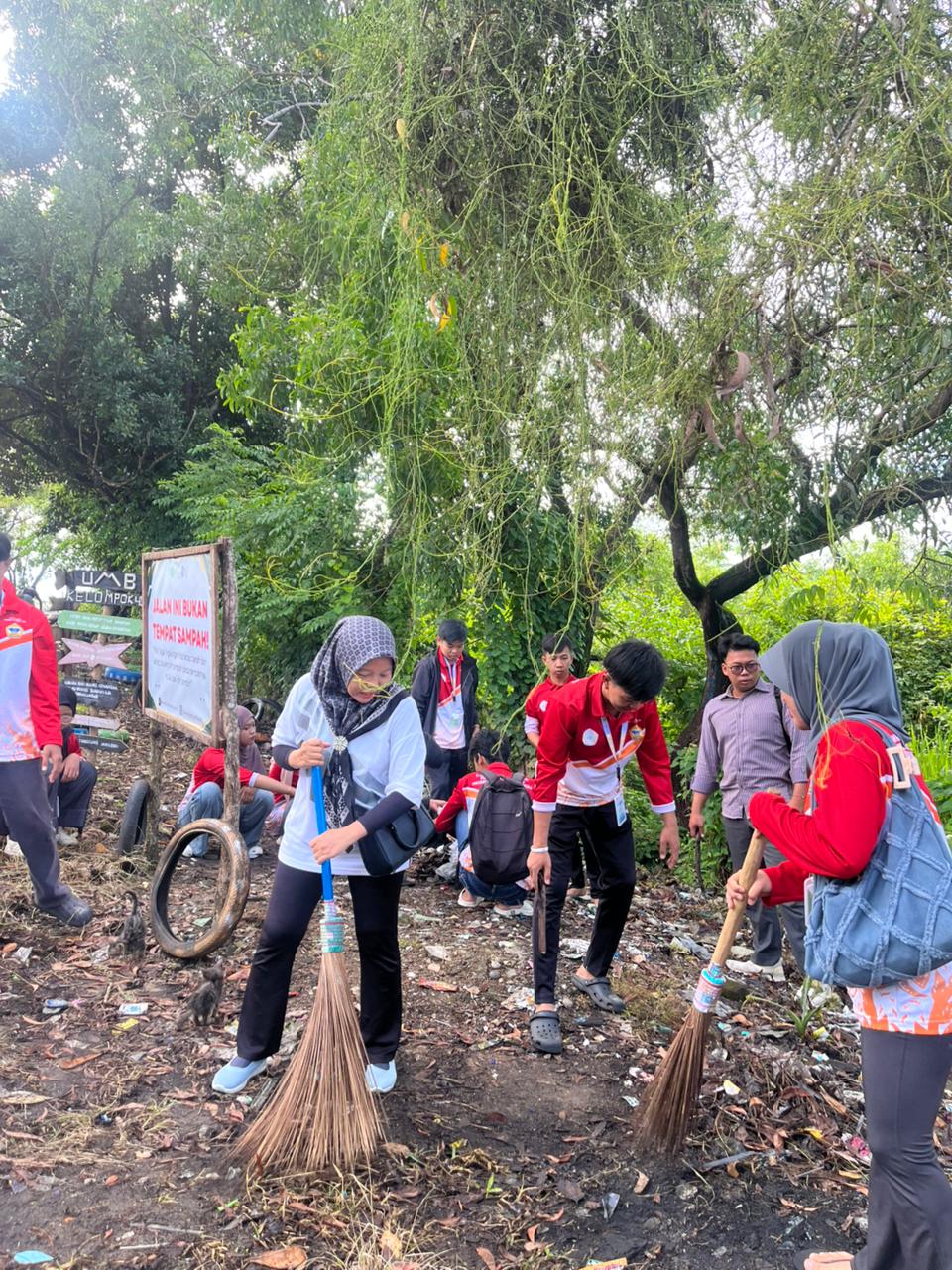 Pembersih sampah di lempuing untuk pembuatan taman 