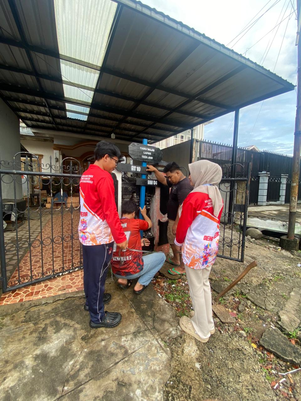 Pemasangan plang di rumah pak rt