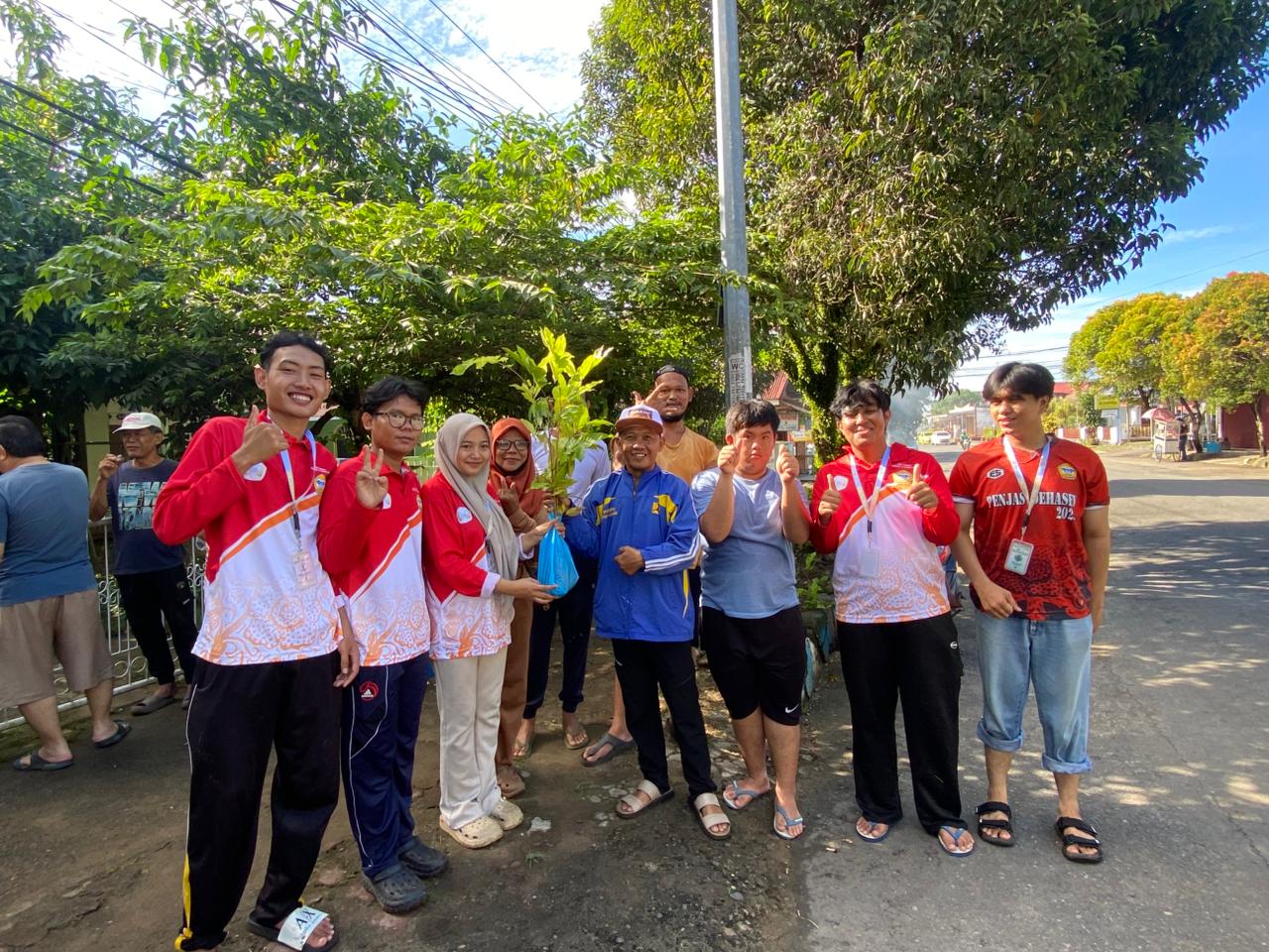 Dokumentasi bersama pak lurah dalam kegiatan gotong royong dan pembagian bibit tanaman buah di RT 10