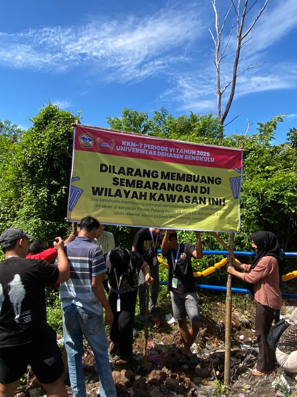 Pemasangan spanduk di taman lempuing 