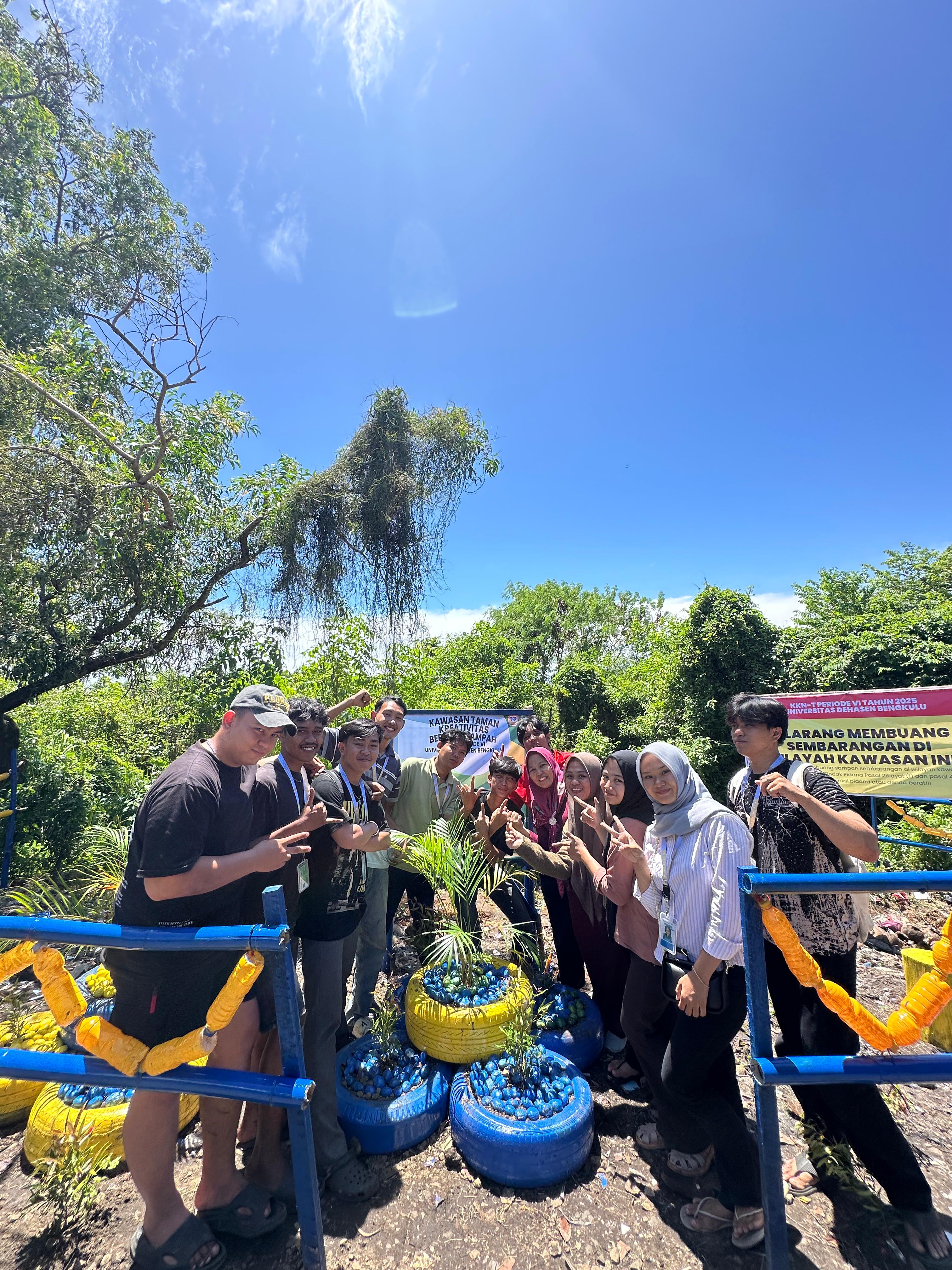 Dokumentasi bersama ibu DPL di taman lempuing 