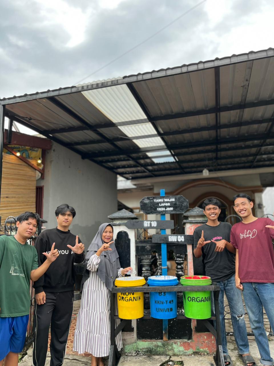 Pemasangan tong sampah di rumah pak rt 