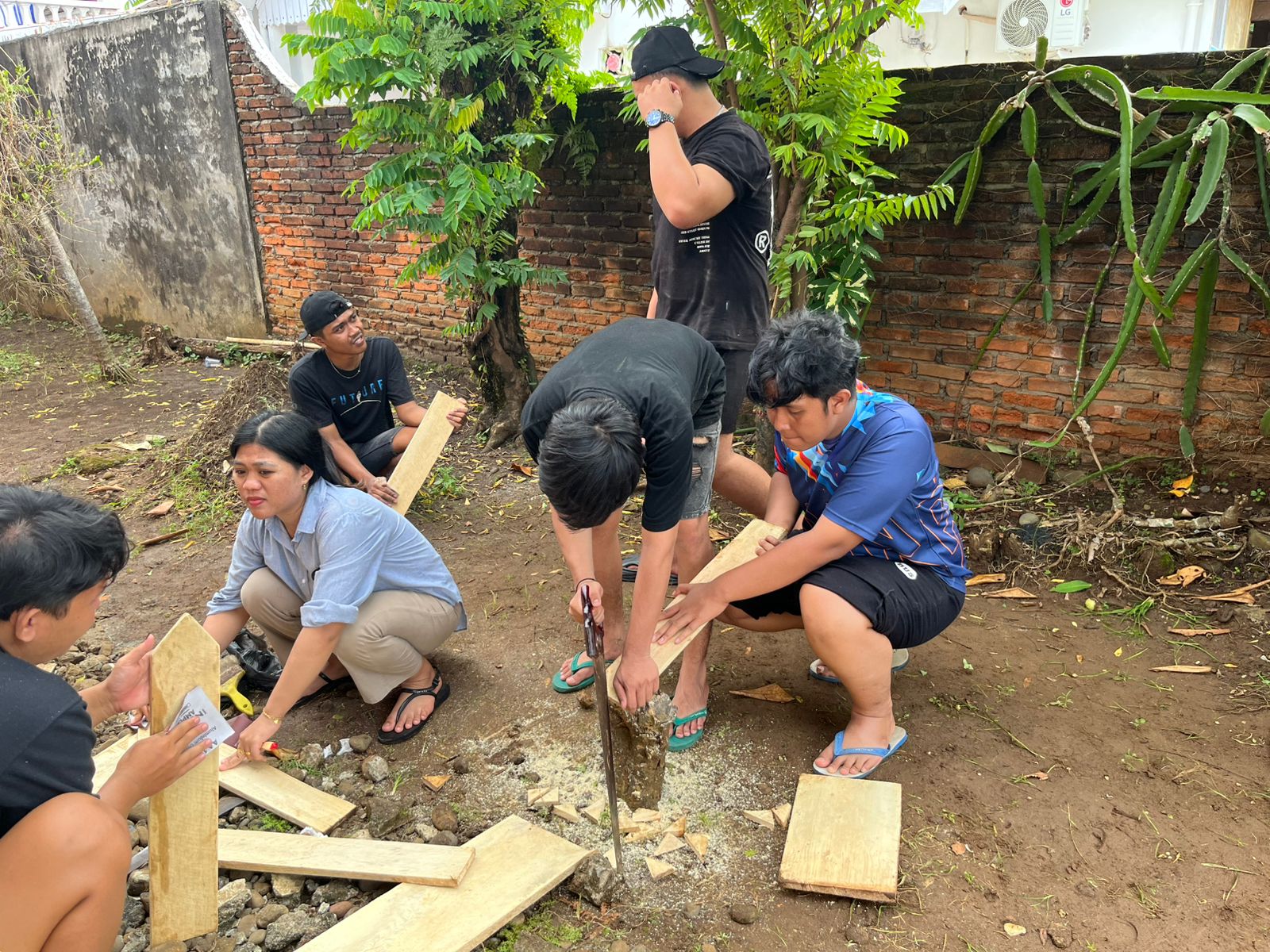 bekerjasama di posko 