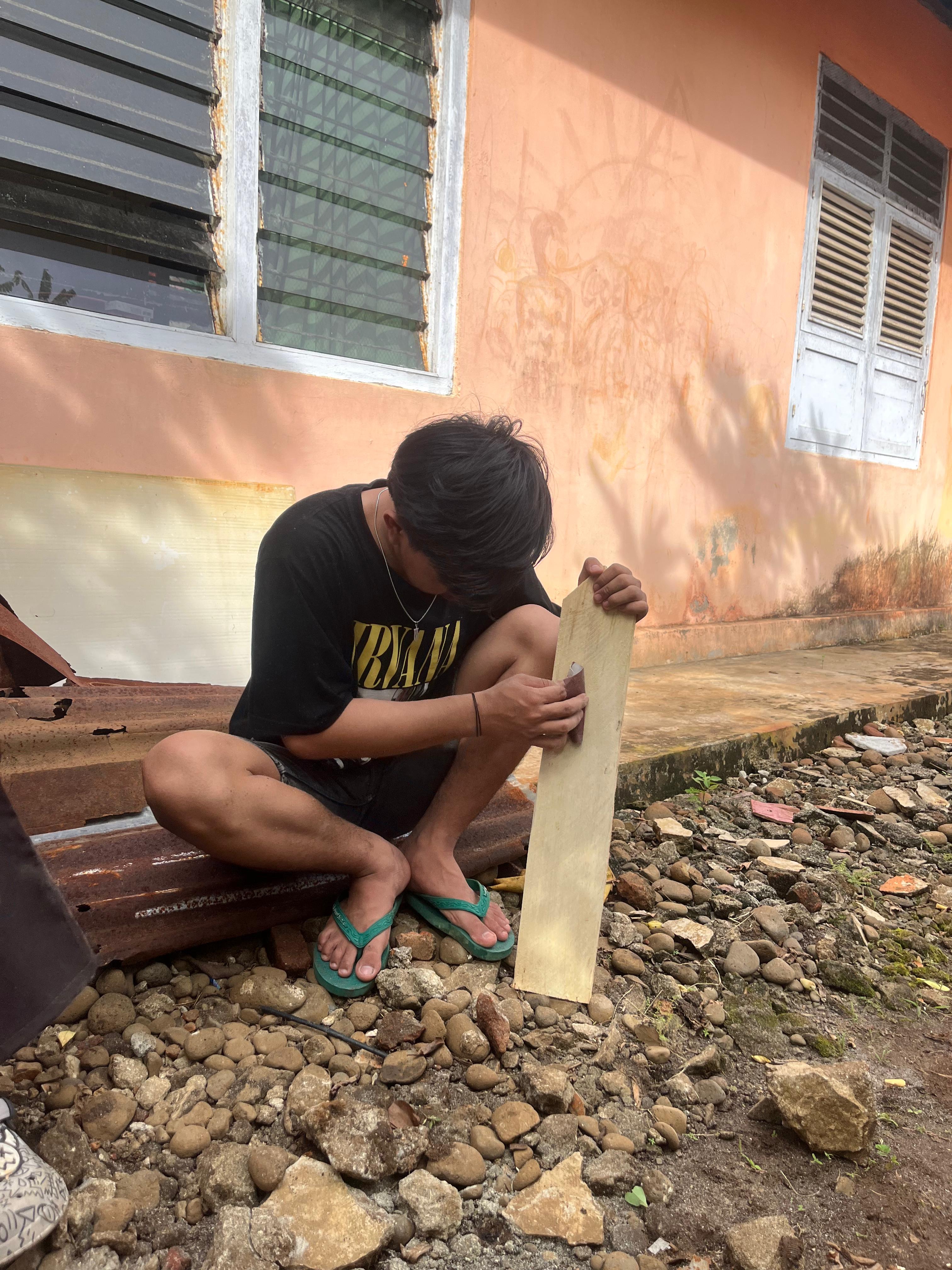 bekerjasama di posko dalam rangka membuat plank edukasi.