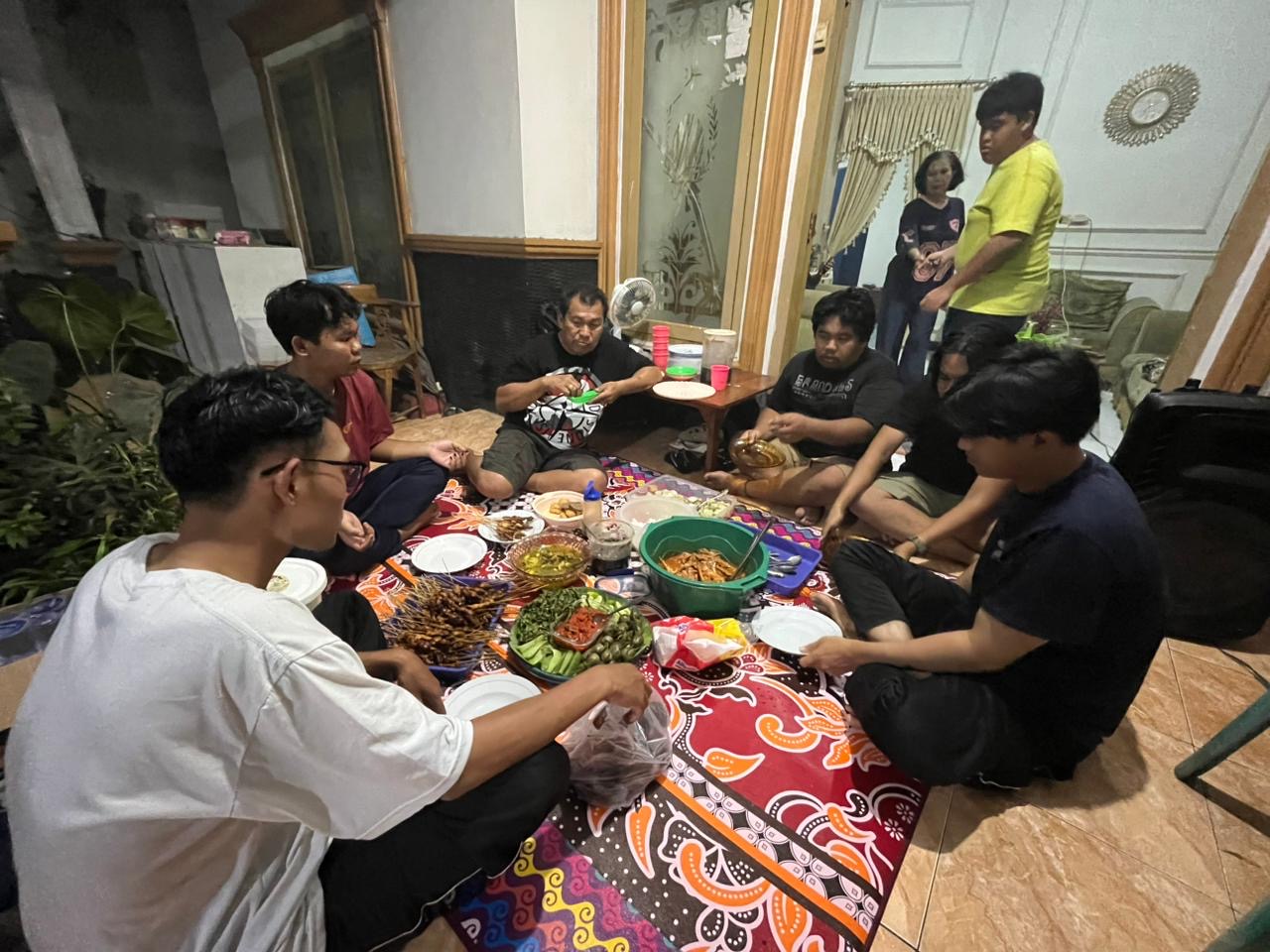 acara malam tahun baru makan bersama rmh bapak rt  dan ketua pemuda 
