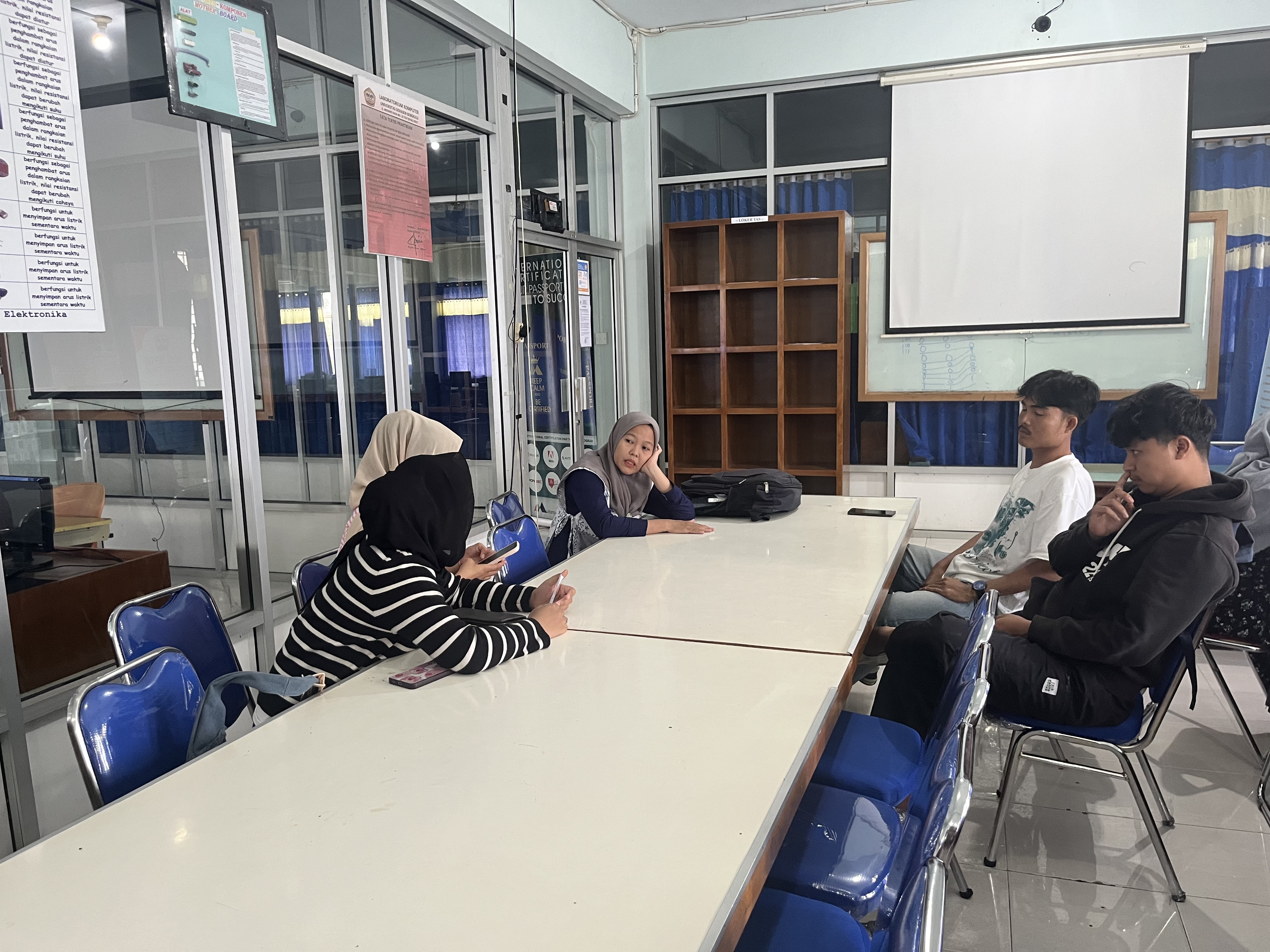 rapat ke dua  bersama  ibuk dpl dan kelompk gabungan untuk pembuatan   taman 