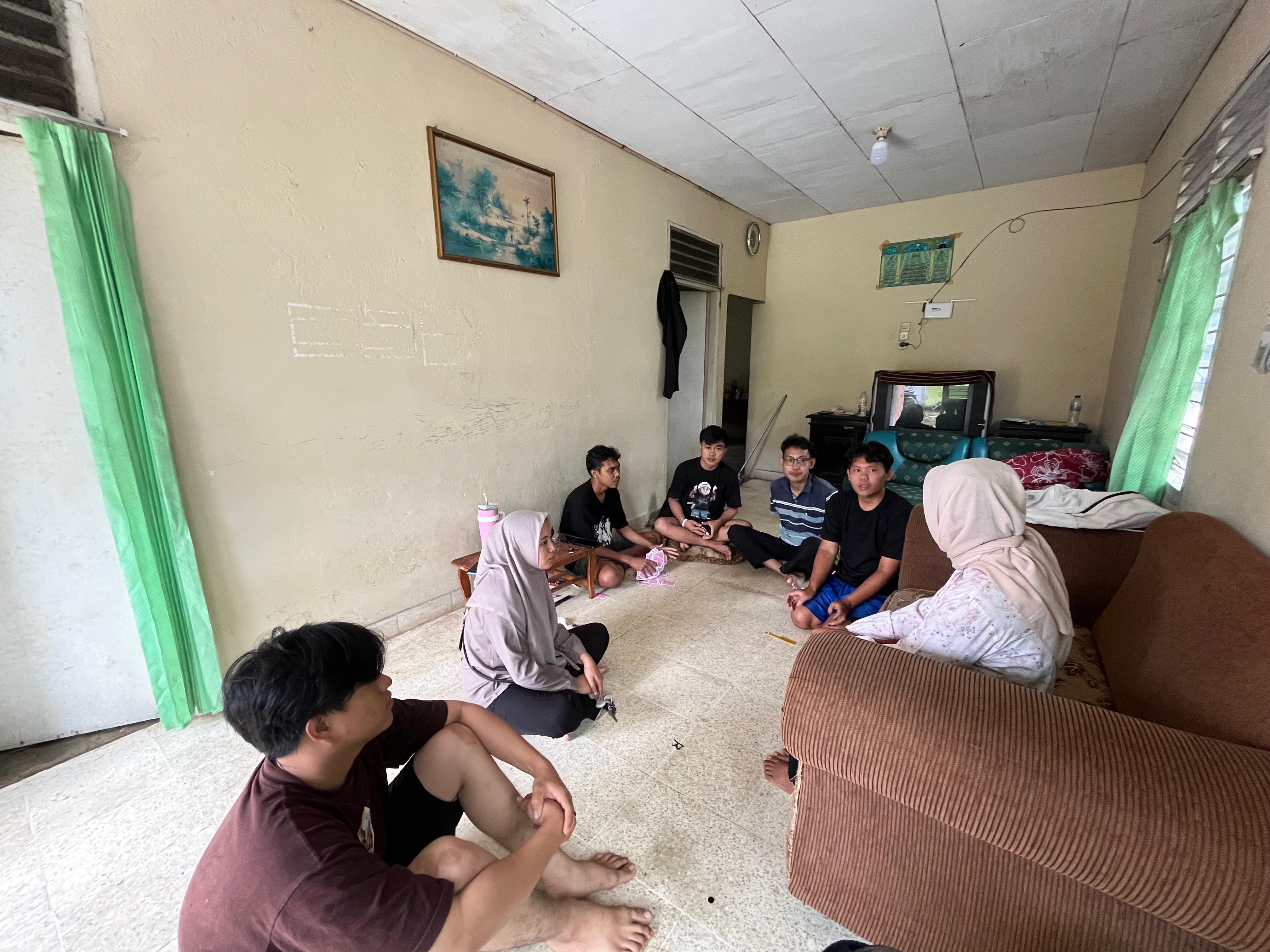 Kunjungan warga rt 10 ibu zumratul ke posko dalam rangka silahturahmi dan membahas acara arisan pada hari Sabtu.