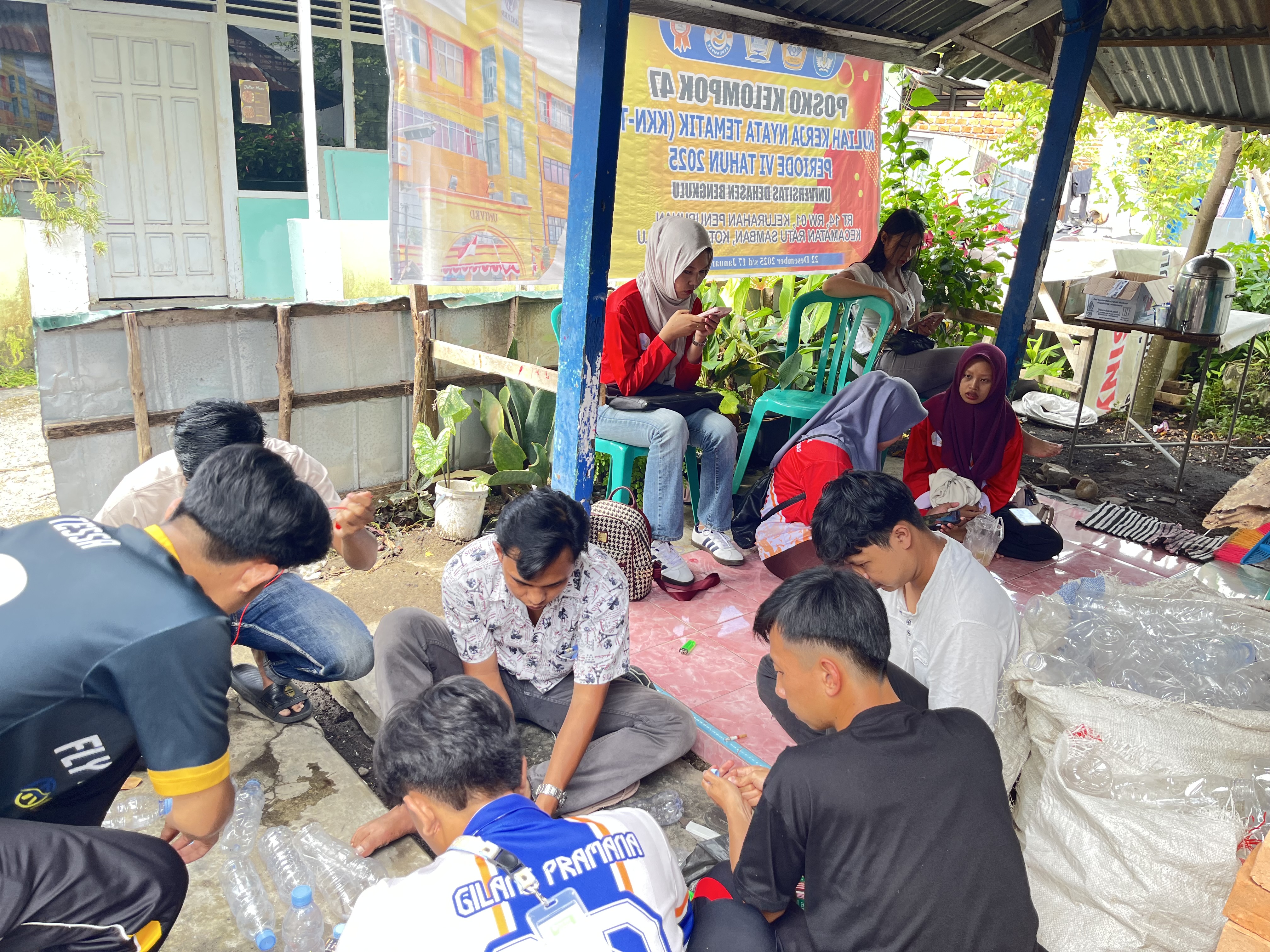 kegiatan mengecat botol plastik di posko 47 untuk pembuatan taman di lempuing