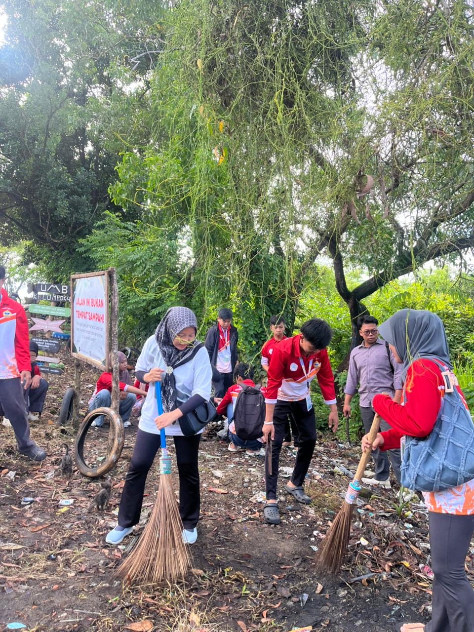 kegiatan membersihkan sampah untuk taman di lempuing kota bengkulu