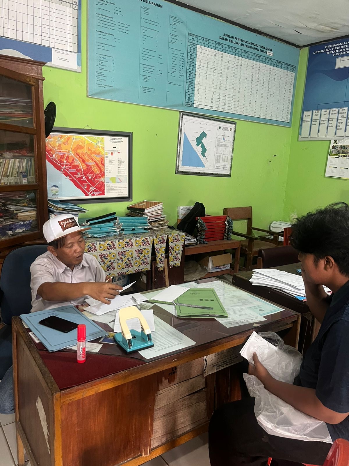 kegiatan mengantar surat di kantor lurah penurunan kota bengkulu 