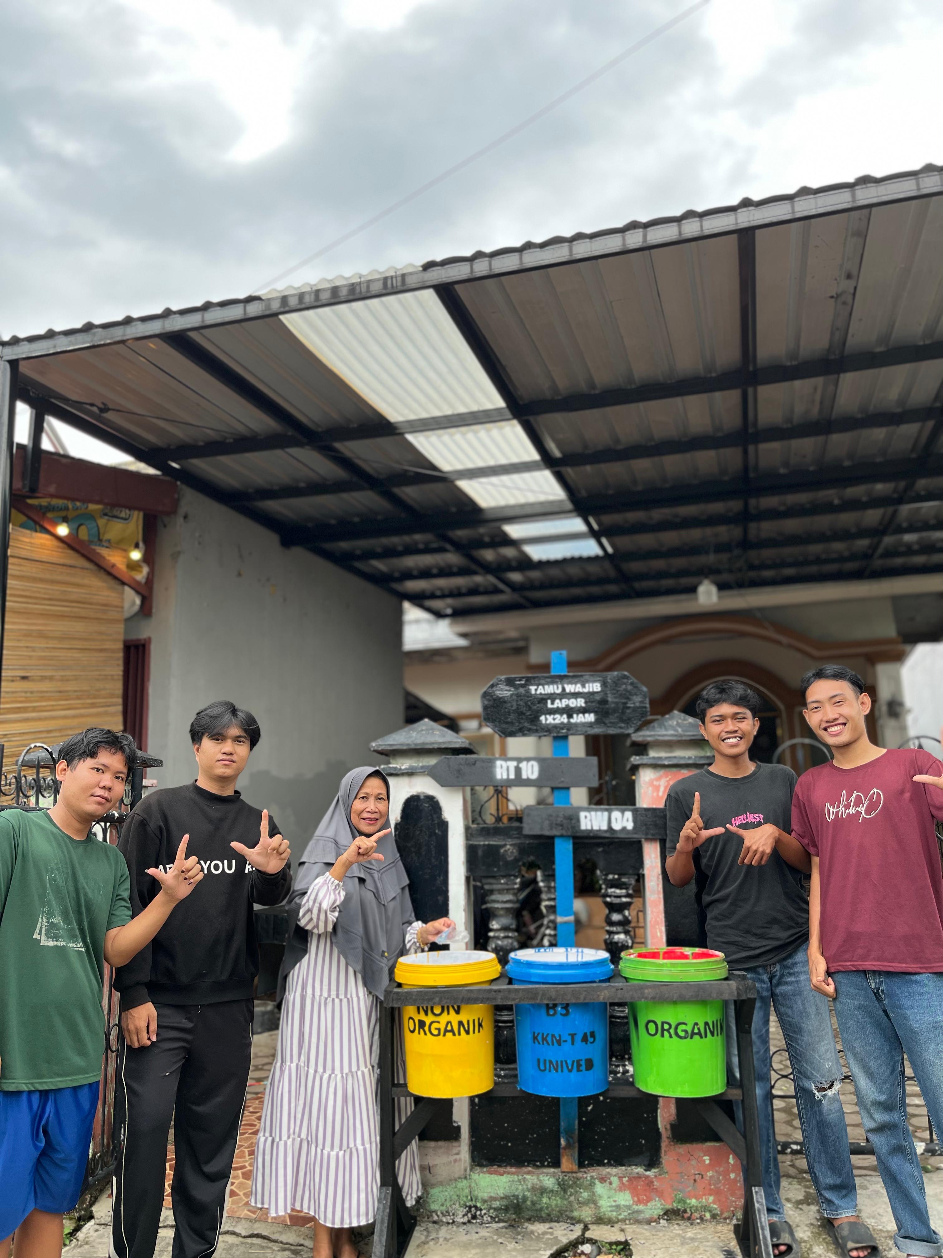 kegiatan pemasangan tong sampah bersama ibuk rt 10 kelurahan penurunan kota bengkulu 