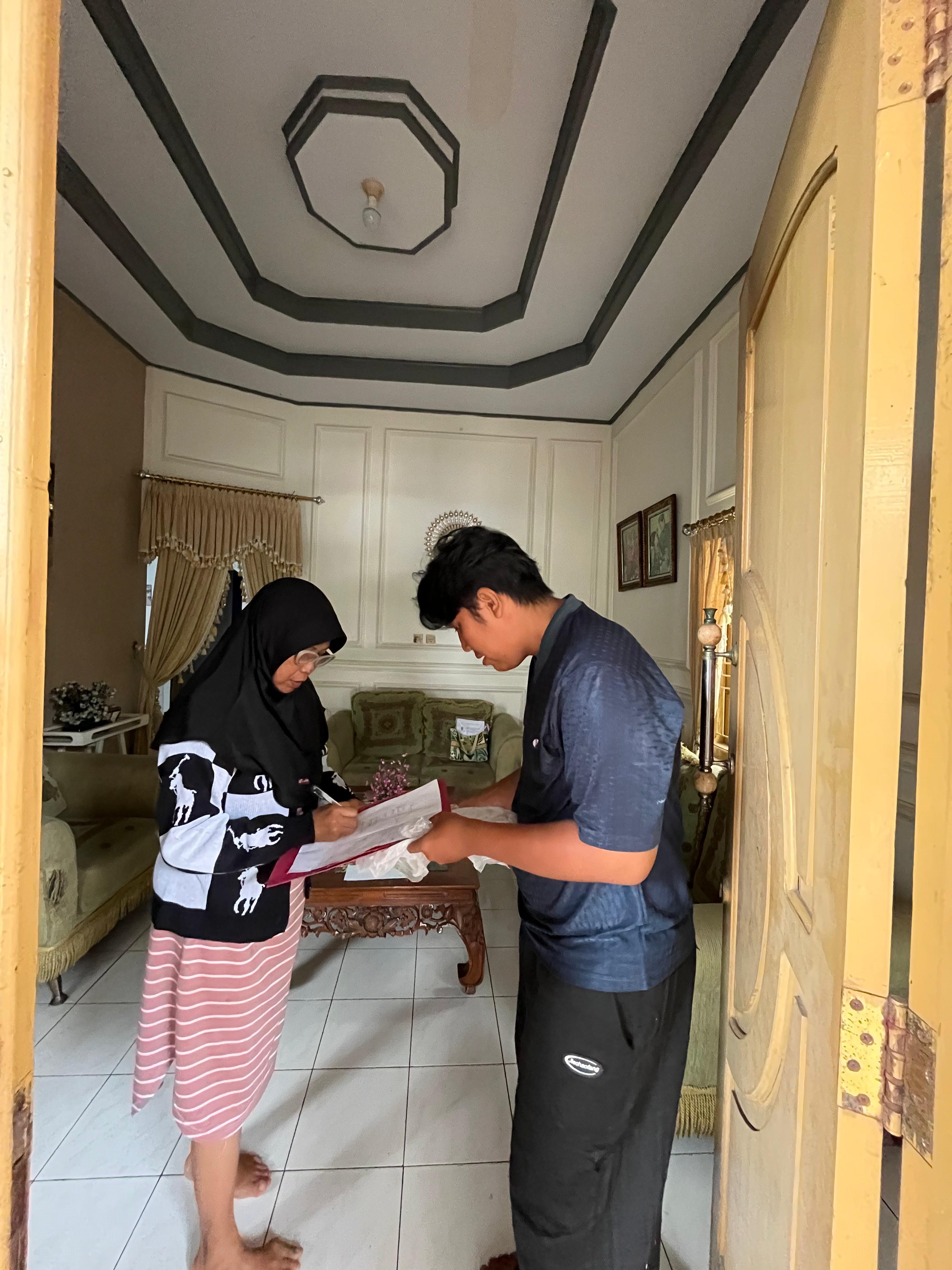 kegiatan mengantar surat kerumh  rt 10 kelurahan penurunan untuk acara FGD ke 2