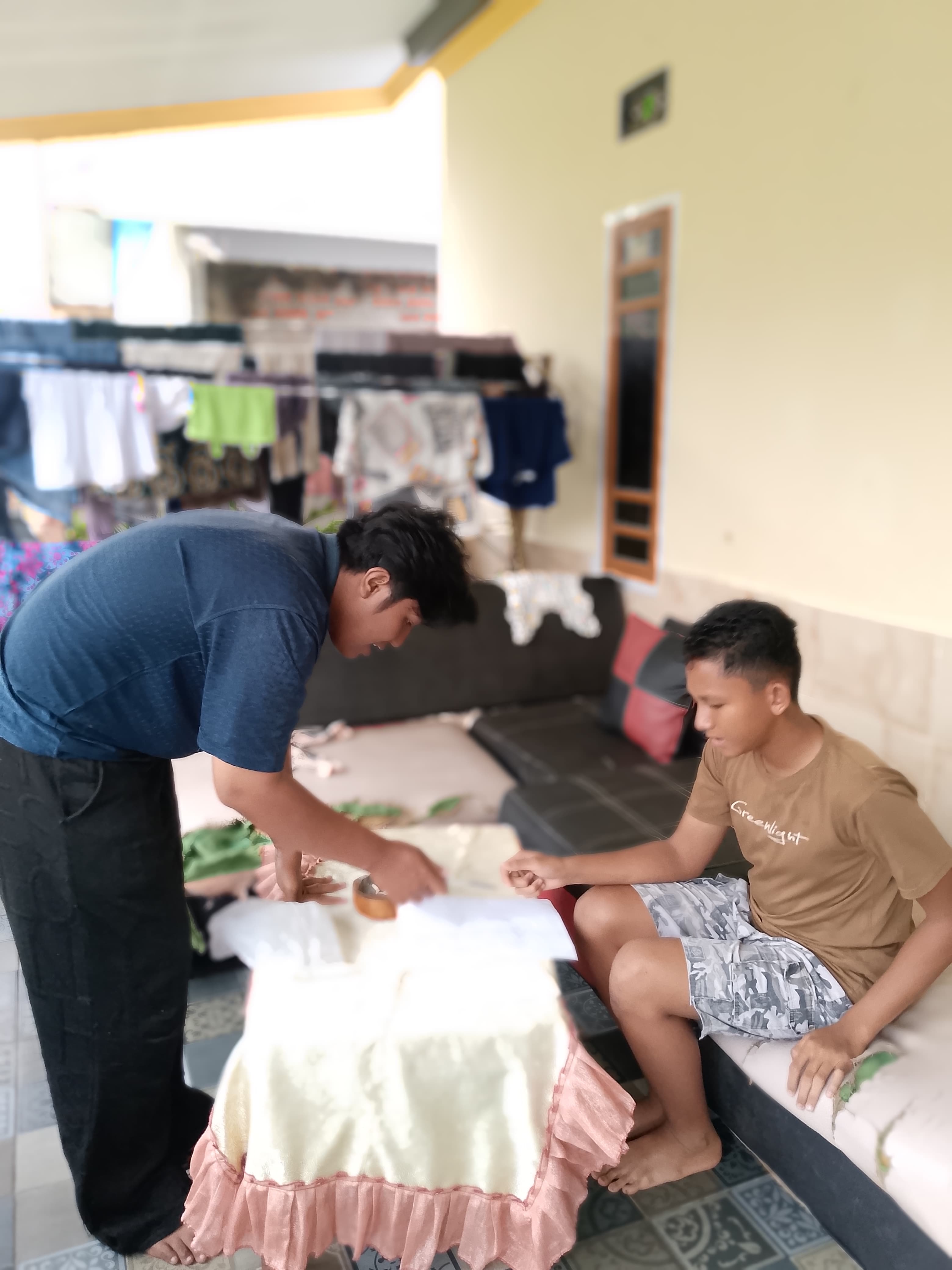 kegiatan mengantar surat kerumh  karang taruna kelurahan penurunan untuk acara FGD ke 2