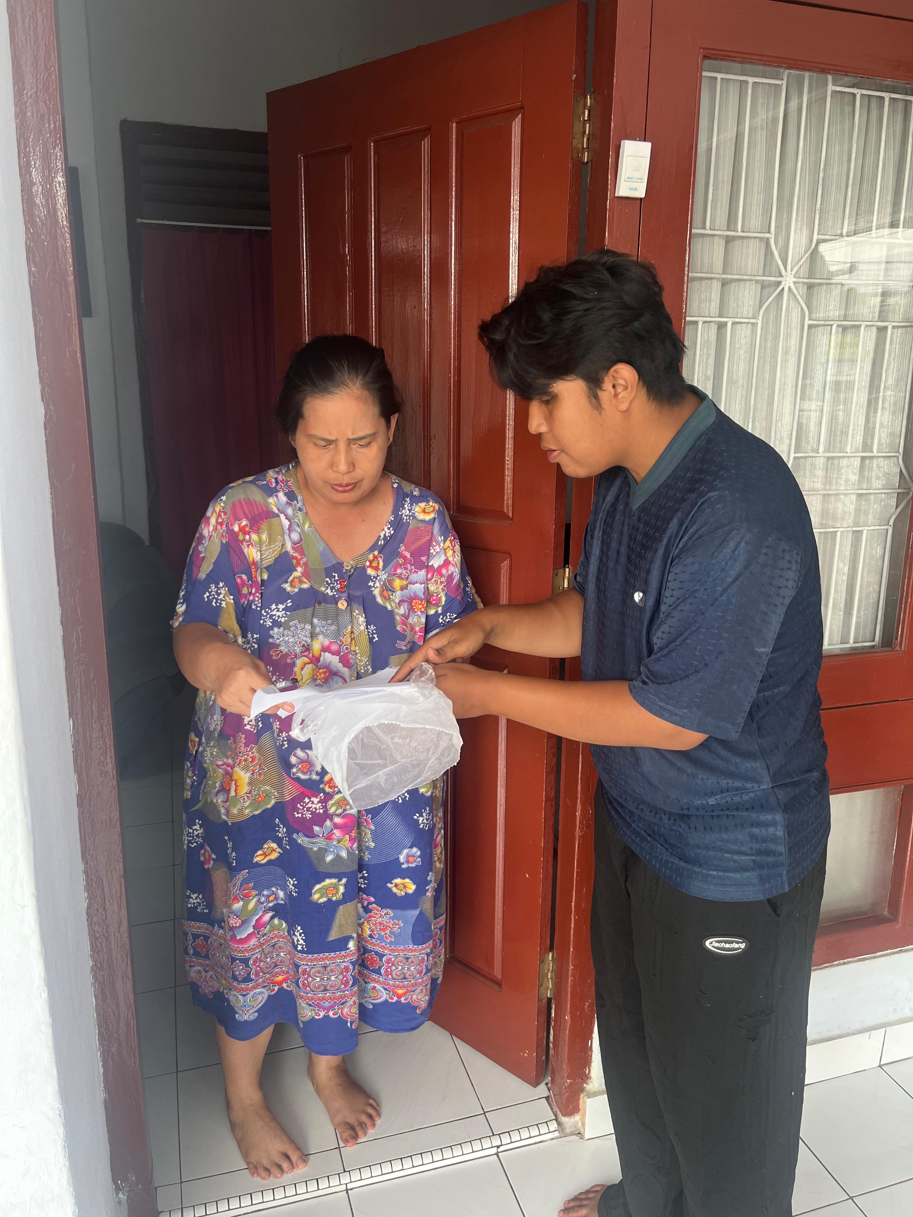 kegiatan mengantar surat kerumh  rw 04 kelurahan penurunan untuk acara FGD ke 2