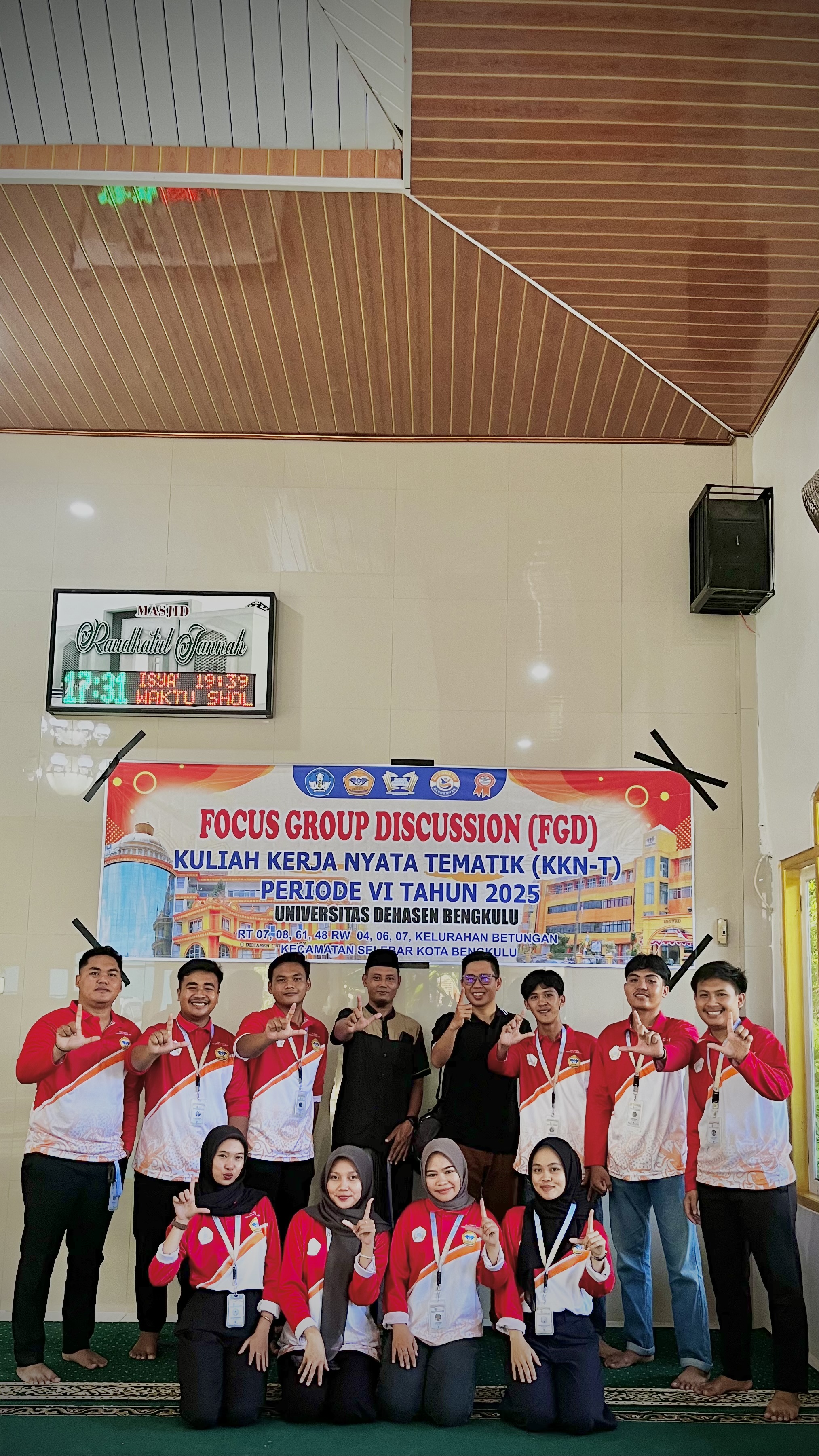 Foto bersama mahasiswa dan dosen Universitas Dehasen Bengkulu yang berpartisipasi dalam acara Focus Group Discussion (FGD) Kuliah Kerja Nyata Tematik (KKN-T) Periode VI tahun 2025. Acara ini diselenggarakan di Kelurahan Betungan, Kecamatan Selebar, Kota B
