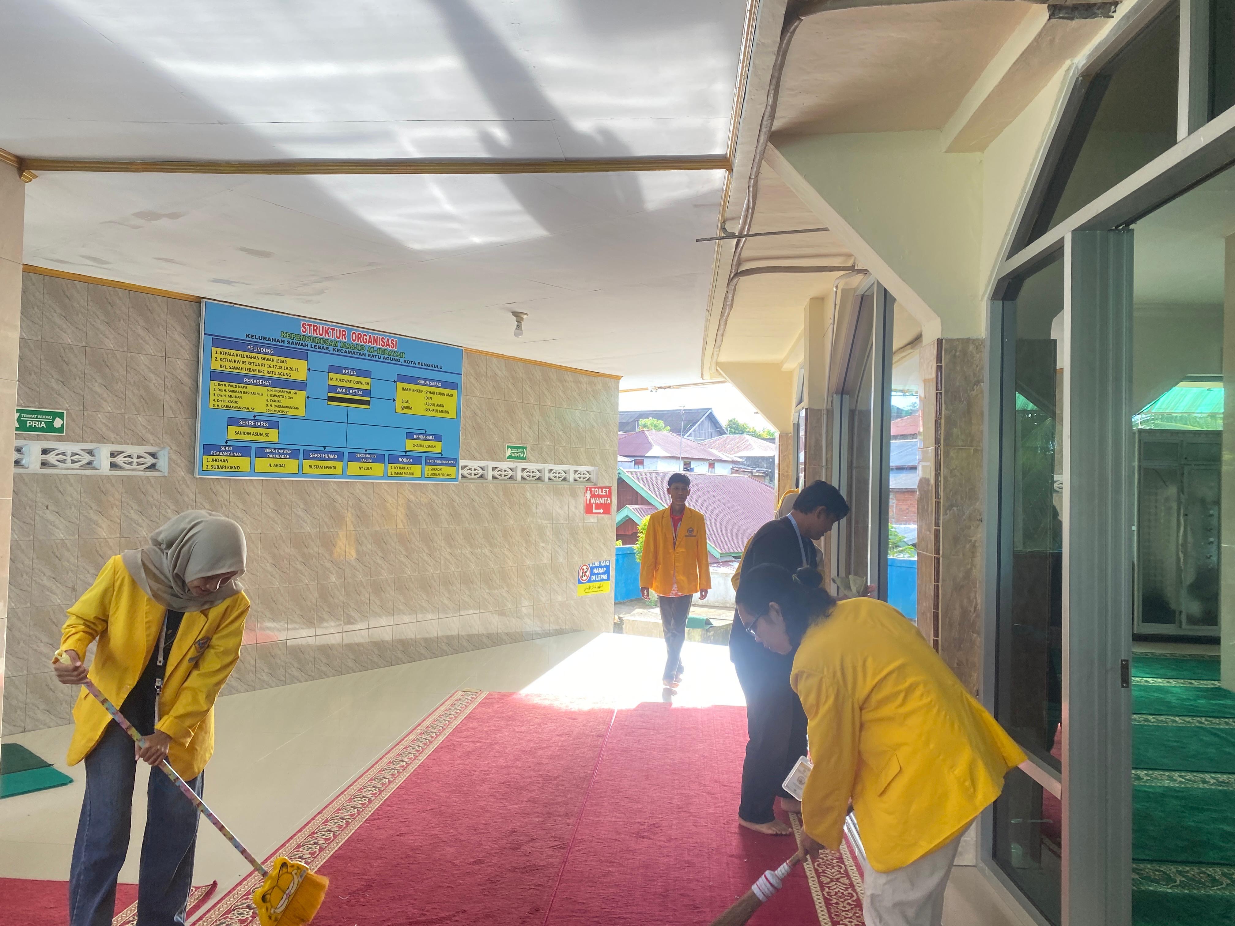 Kegiatan juma’at bersih-bersih masjid Al-Hidayah kelurahan sawah lebar 