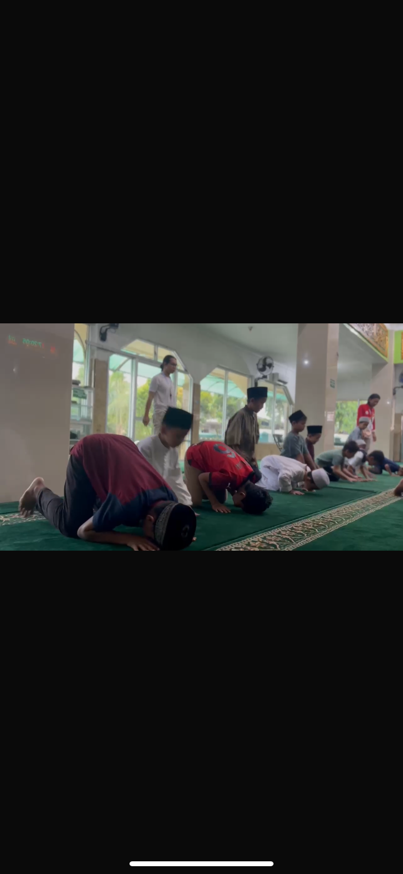 Mengajar Anak- anak Praktik sholat dan azan 