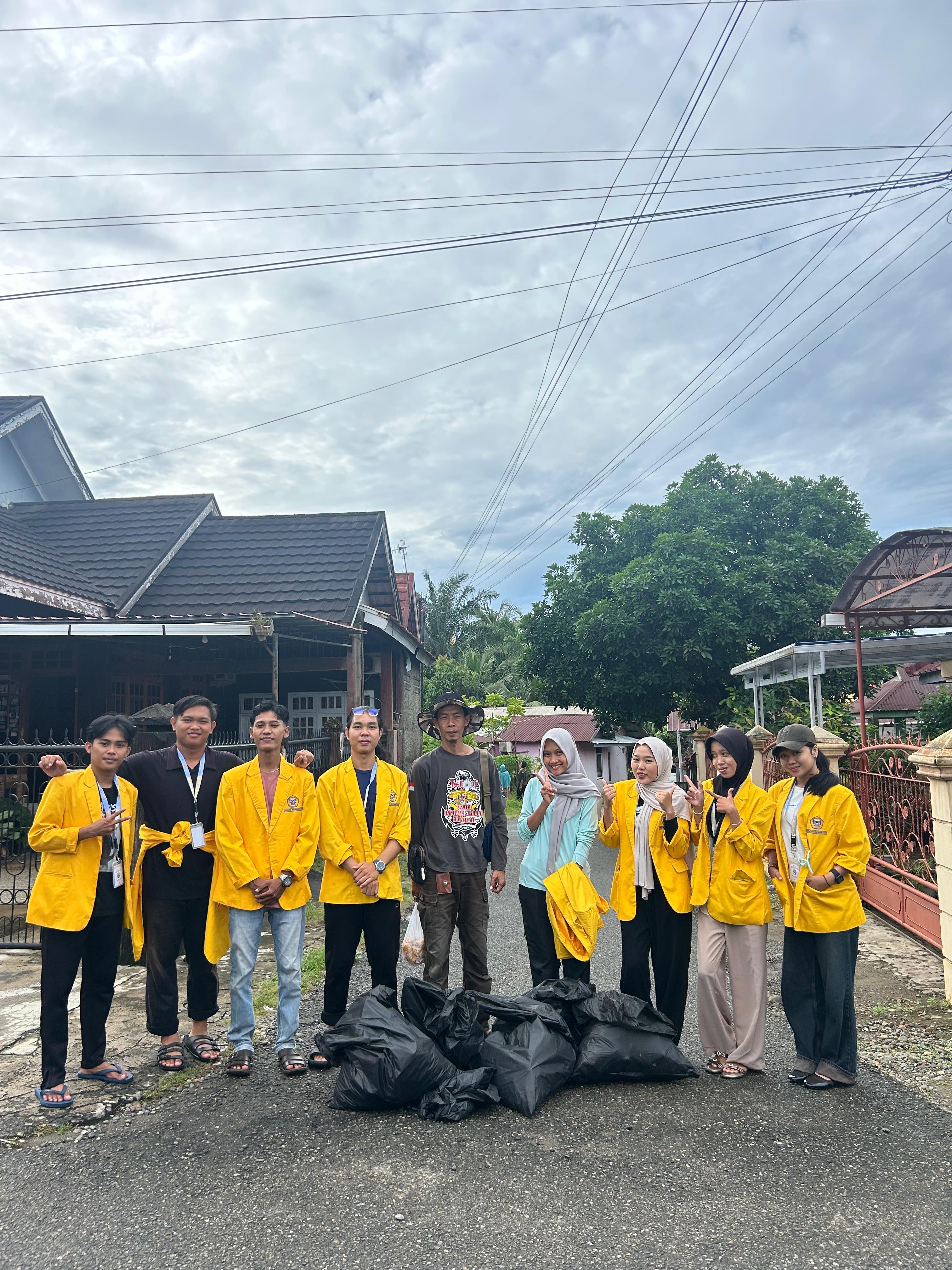 Kegiatan kebersihan bersama pak Rt 16 