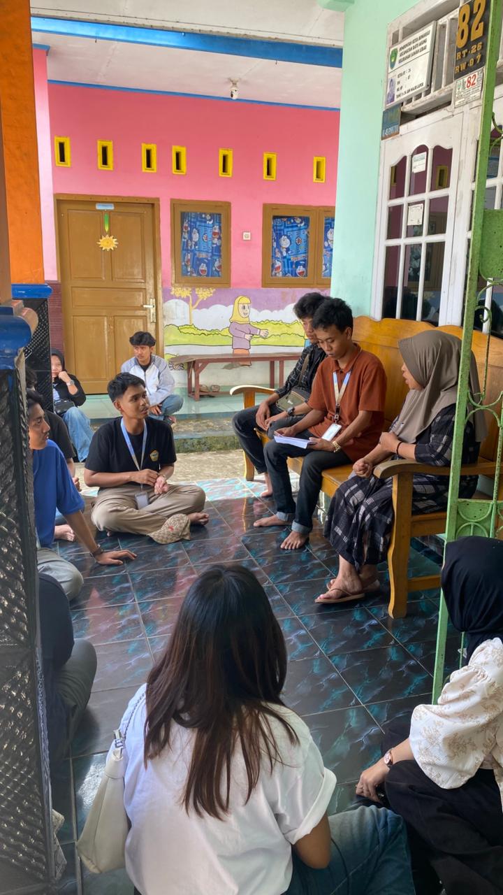 Kunjungan anggota kelompok 17 KKN-T kerumah ketua RT 26 Sawah Lebar