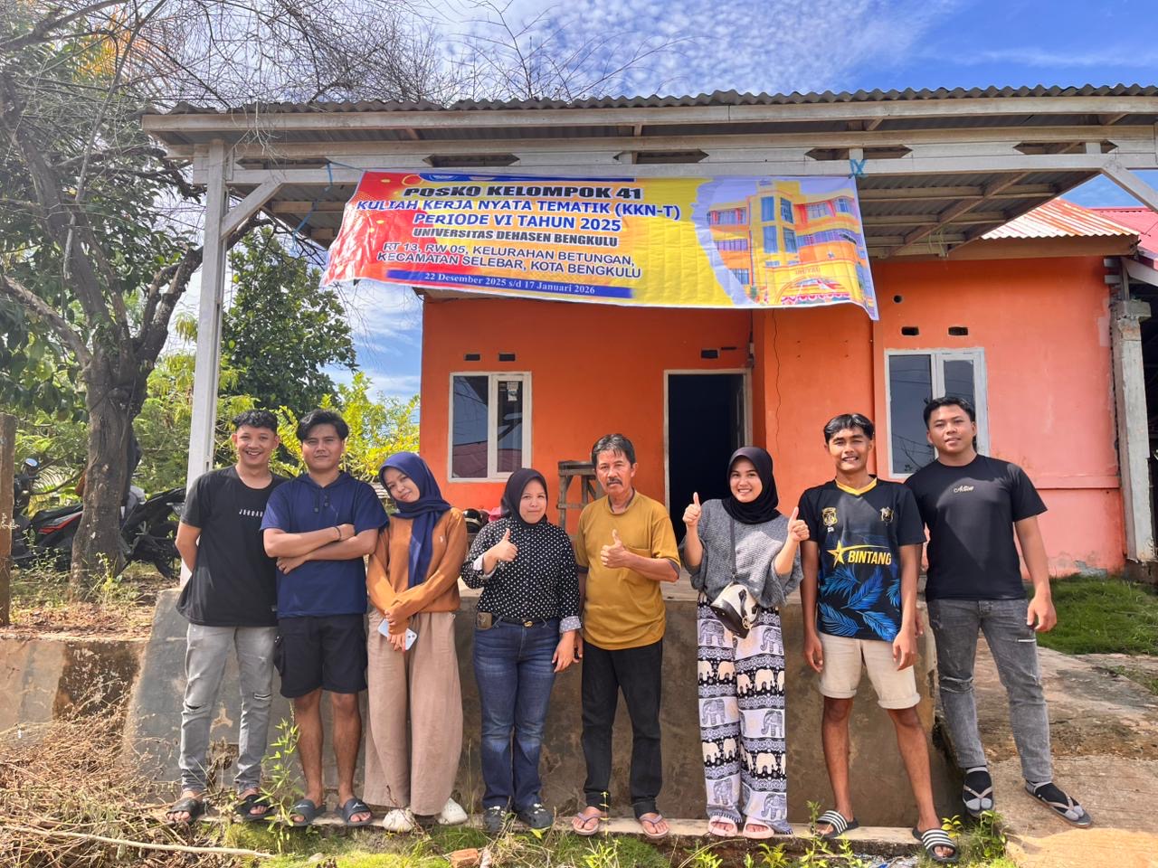 Pemasangan  bener dan pembersihan posko kelompok 41 betungan 