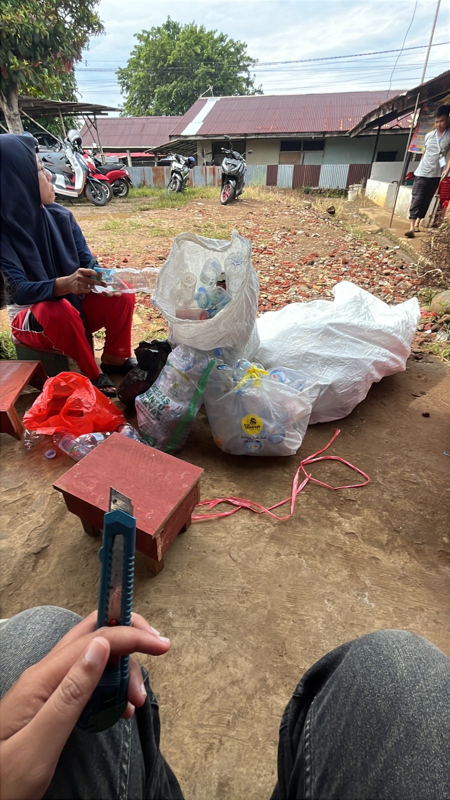 Membersihkan sampah dan memilah sampah