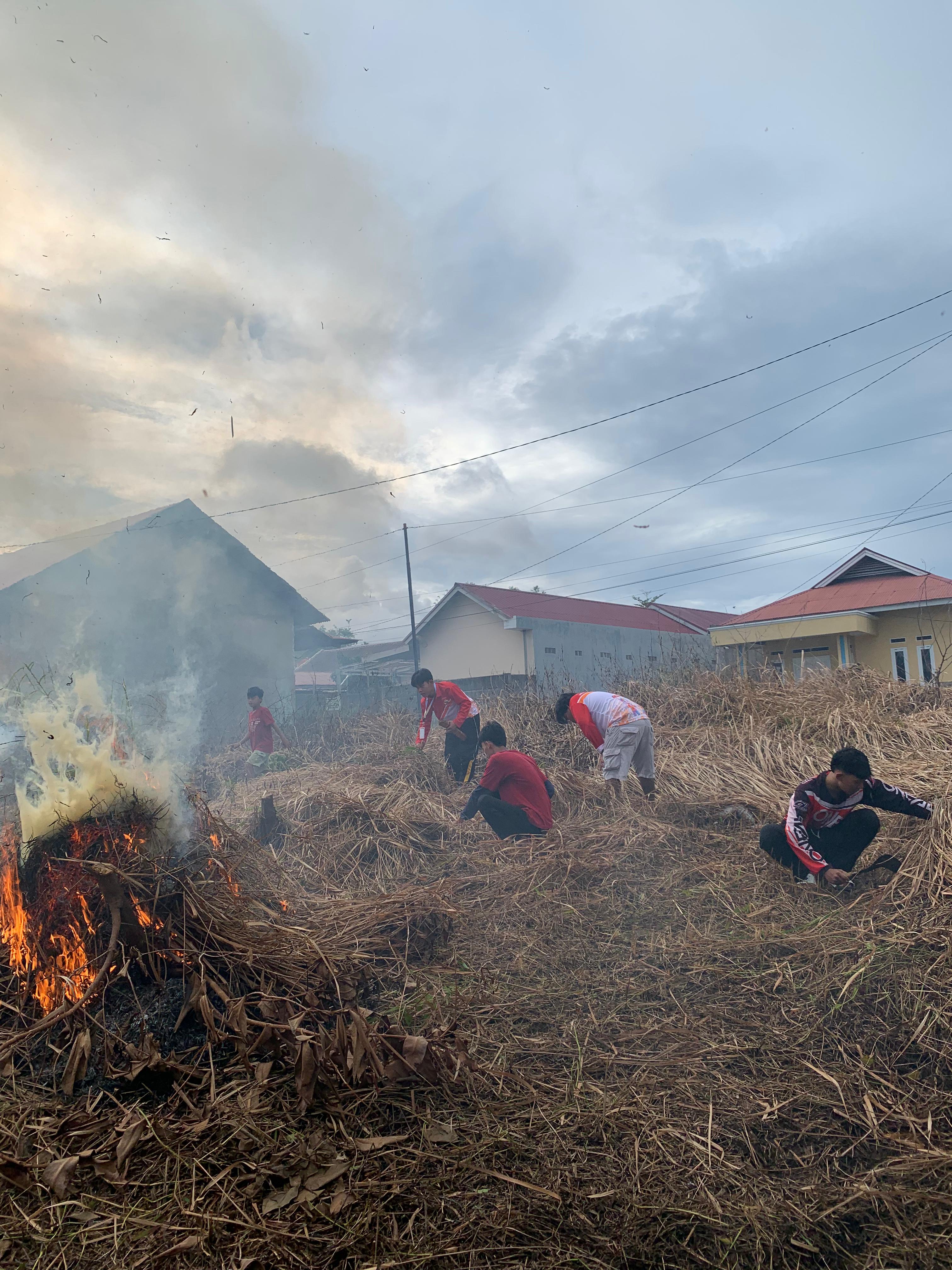 pembersihan lahan warga rt 20 rw 01