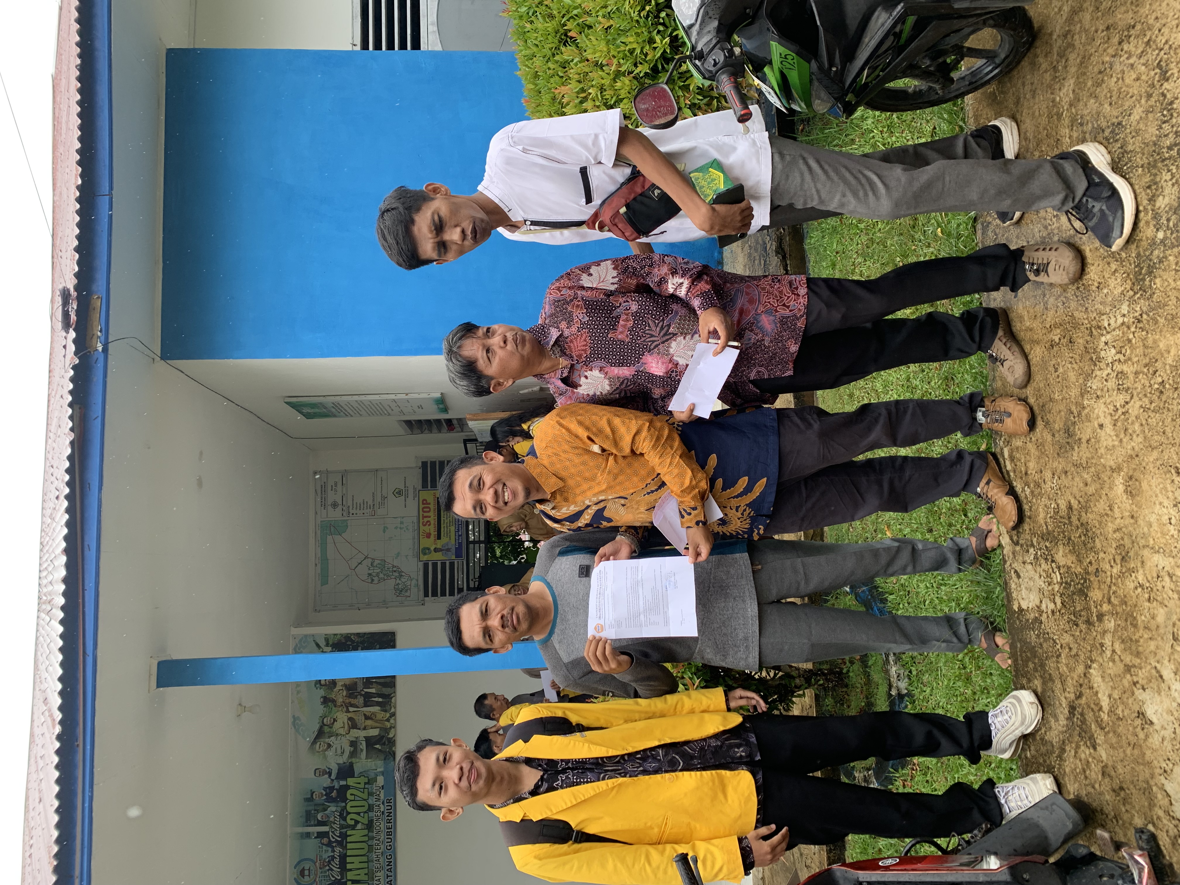 Poto bersama dpl dan pak rt di kantor lurah pematang gubernur 