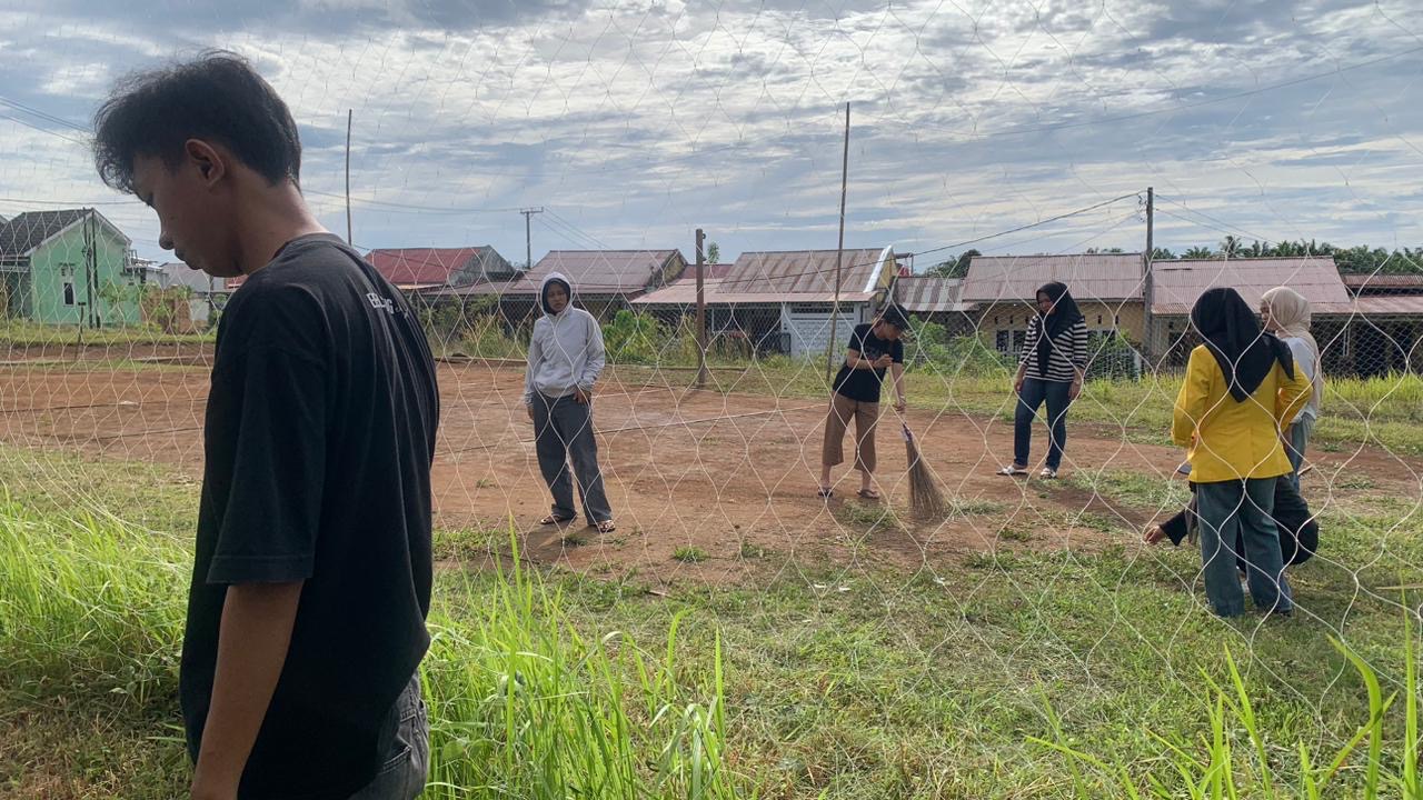 Kegiatan membersihkan lapangan voli