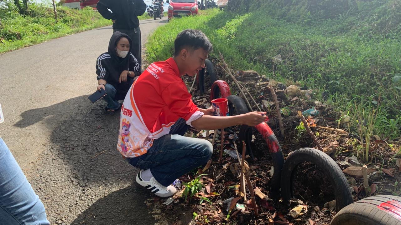 Kegiatan kelaborasi membuat taman di rt 33