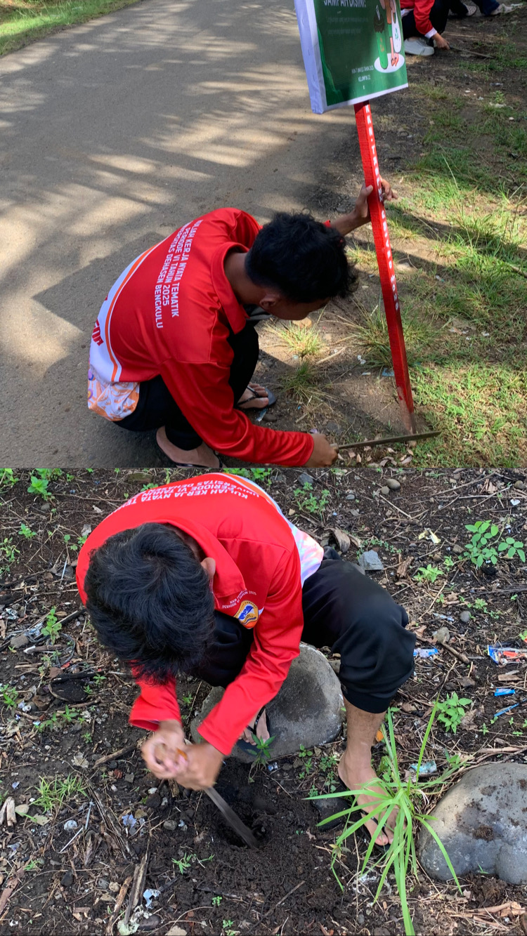 Kegiatan memasang poster dilarang membuang sampah sembarangan 