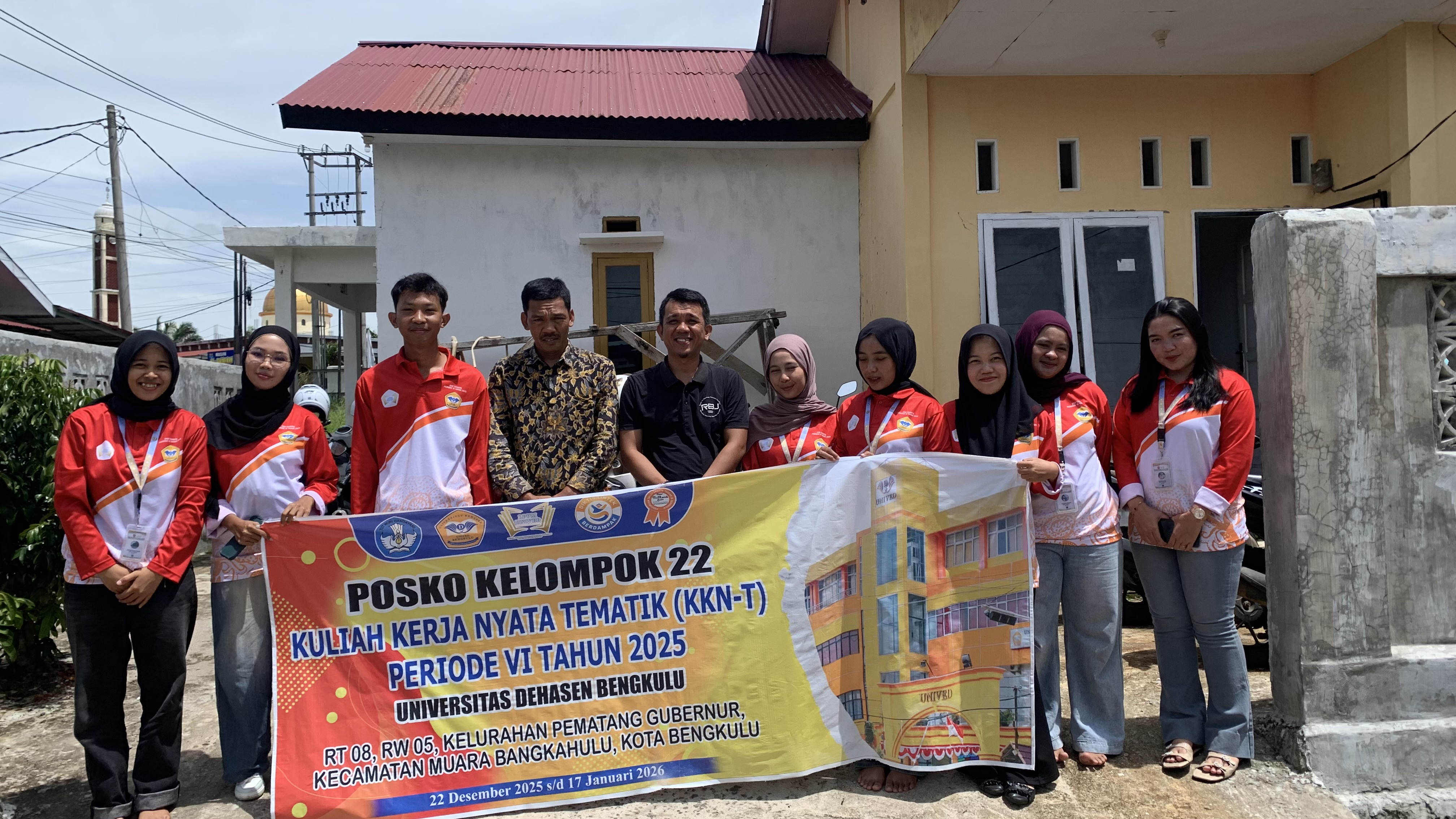 Poto bersama dpl dan pak rt di posko kkn 