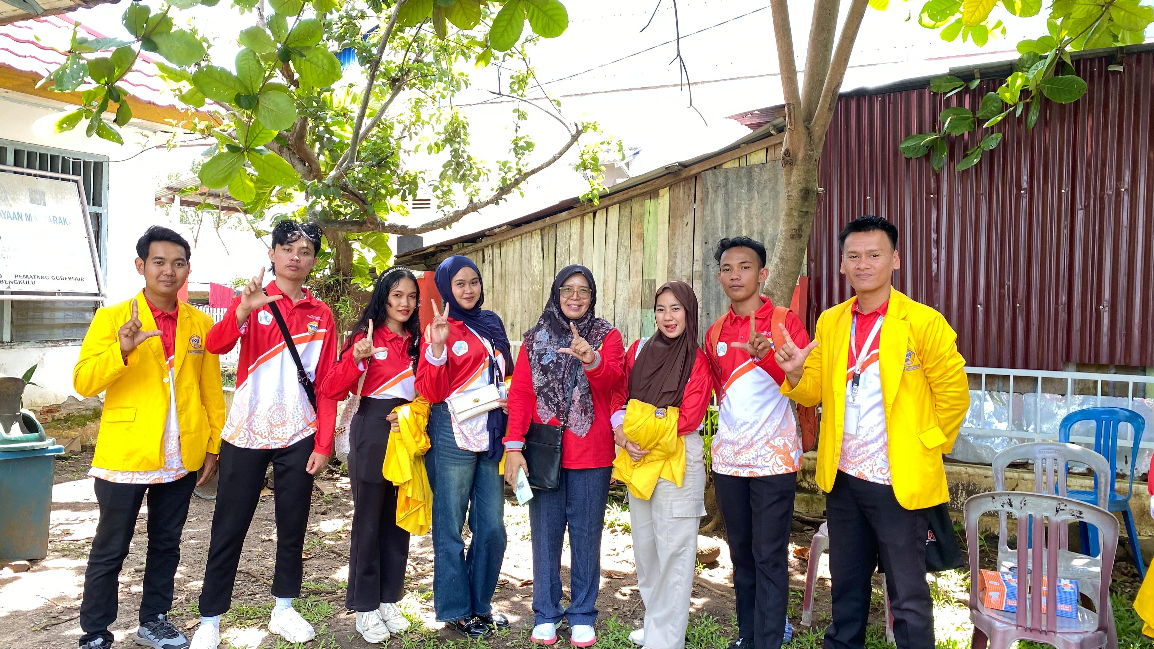 Poto Bersama Korlap Kelompok 30 KKN-T Tahun 2025,Sekaligus Penutup Acarah FGD DiKantor Lurah Pematang Gubernur Bengkulu
