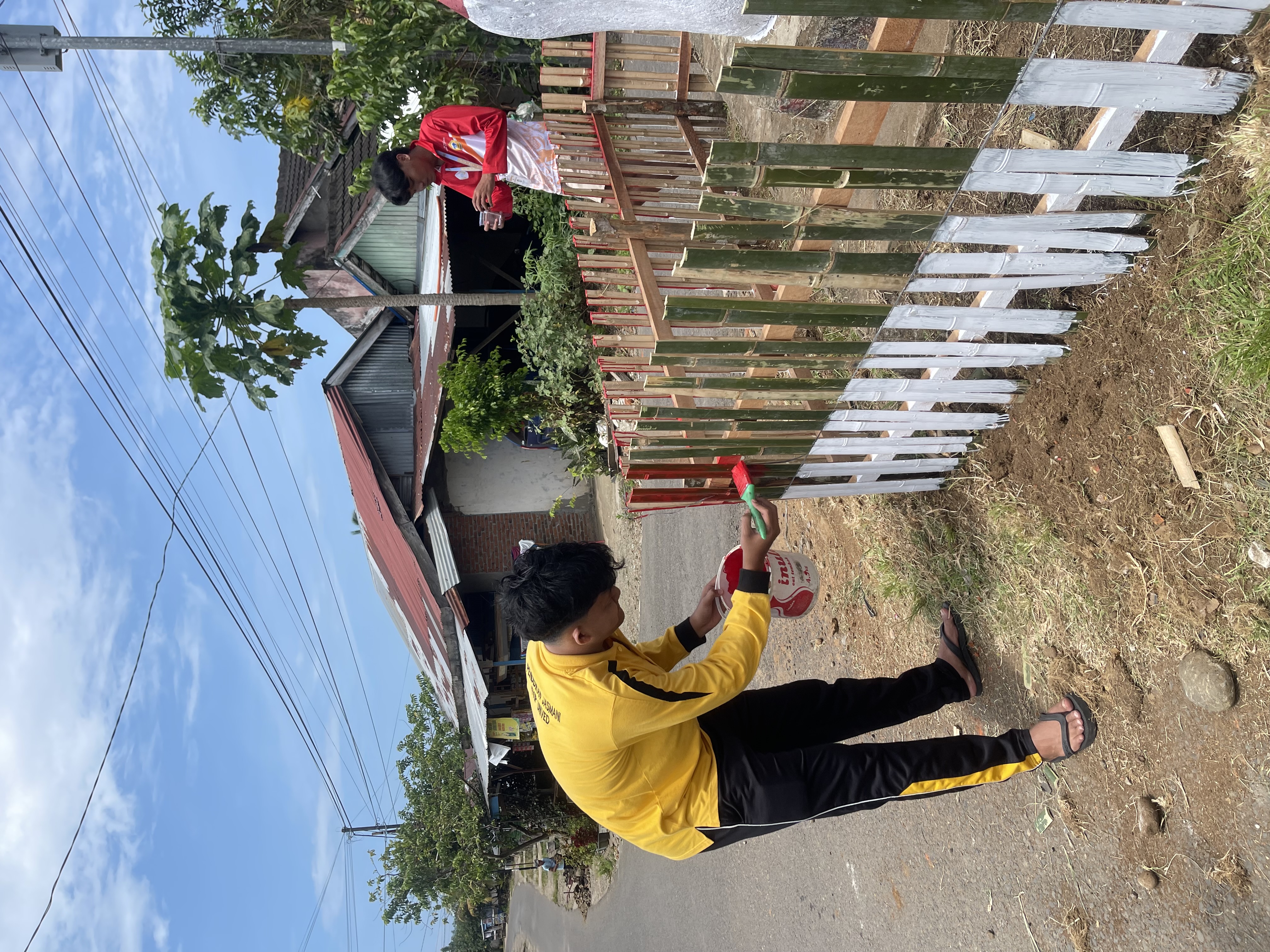 Membuat pagar dan cat Tugu batu Pematang gubernur 